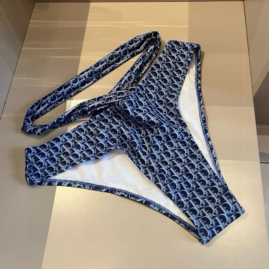 。
Dior迪奥经典比基尼👙❤️😍🥰适合多种场景的游泳衣🏊‍♀️海边 游泳池 温泉 水上乐园 漂流都可以