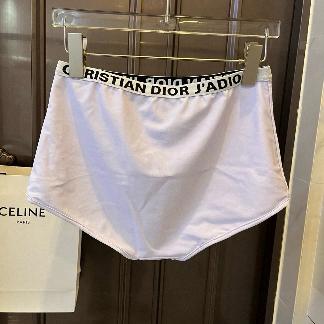 。
Dior迪奥分体套装泳衣👙 上身超级棒！同步各大专柜发售，自然而然呈现时尚感！十分减龄，具有年轻活力