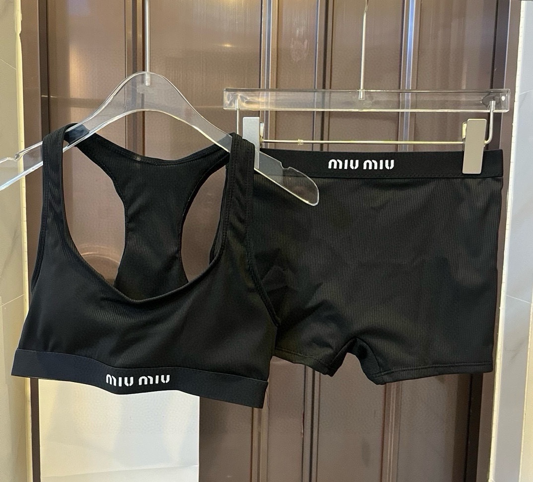 。

缪缪miumiu新款针织比基尼 泳装套装，S M LXL