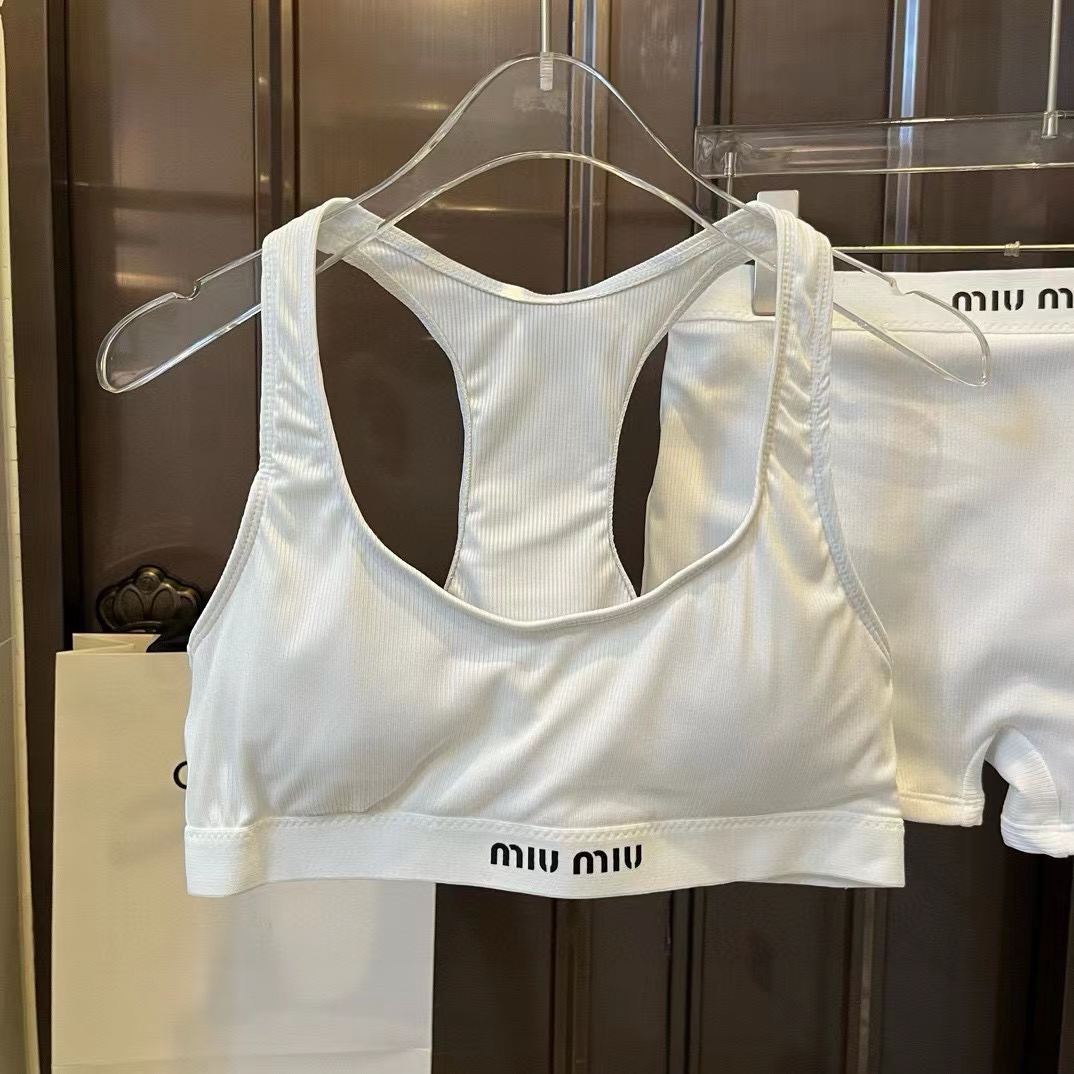 NO:303234,Miumiu Miu's new bikini set, suspender vest   triangle leggings split swimsuit White S M L XL swimsuits swimsuit bikini, swimsuits, swimming trunks, bikini, miumiu, swimsuits, bikinis19860909miumiu缪缪新款比基尼中古套装,吊带背心 三角打底裤分体泳衣 白色 S M L XL泳衣泳裤比基尼,泳衣，泳裤，比基尼,miumiu,swimsuits,bikinis,accessory