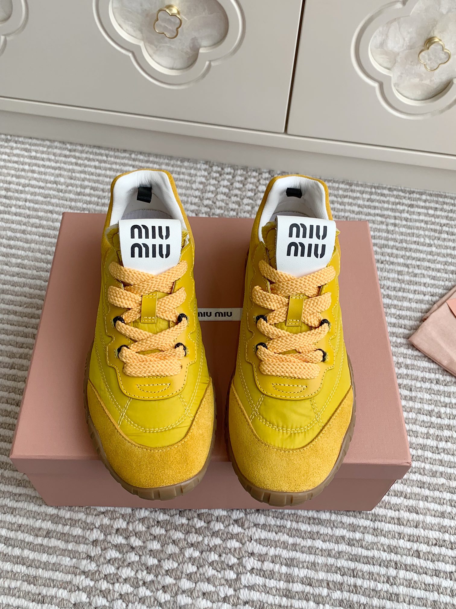 NO:543294,Batch purchasing agent Miumiu Miu Miu 25 spring and summer new Tire biscuit shoes Forrest shoes casual sneakers Tire combines elegance and sports function. The dynamic rubber sole is flexible and wear-resistant, reminiscent of tire patterns. This version of the sneakers is made of fabric and suede leather, showing Miu Miu's avant-garde attitude. The fabric is original custom fabric/Niu Jing, the lining fabric and sheepskin lining, the sole is original molded anti-star outsole  Size35-40,casual shoes/sports shoes,miumiu,sneakers,sheepskin19860909批 代购级Miumiu 缪缪25春夏Tyre新款 饼干鞋 阿甘鞋休闲运动鞋 Tyre集优雅气质与运动功能于一身.动感橡胶鞋底柔韧耐磨,令人联想起轮胎花纹.这一版运动鞋选用织物面料与绒面皮革制成,昭示Miu Miu前卫态度. 面料原版定制布料/牛京 内里织物和羊皮内里 鞋底原版开模防星星大底 Size35-40,休闲鞋/运动鞋,miumiu,sneakers,sheepskin,Women's Shoes