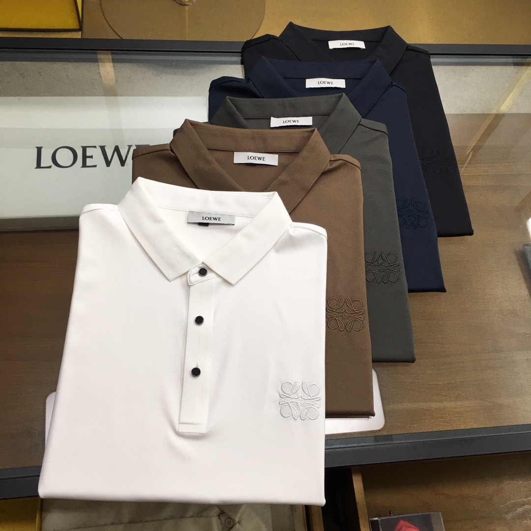 NO:138561,New product [Loew...] High-end Polo 2025SS Spring and Summer New Product Go Fashion and Casual Lapel T-shirt, Selected High-quality Tennis Cool Fabric, Stainless Cutting Process, Exquisite Logo Design Logo on the chest, Customer-supplied hardware and accessories, Simple and easy to match, a must-have item for casual business men!  SizeM-4XL [Please report height and weight by placing an order], loewe,tees, t-shirt,alexander wang19860909新品【Loew...】高端Polo 2025SS春夏新品 Go 时尚休闲翻领T恤,甄选优质天丝凉爽面料,无痕切割工艺,胸前密针精致logo设计标识,客供订织五金辅料,简约易搭配,休闲商务男人必备单品！ SizeM-4XL【下单请报身高体重】,,loewe,tees，t-shirt,alexander wang,Men's clothing