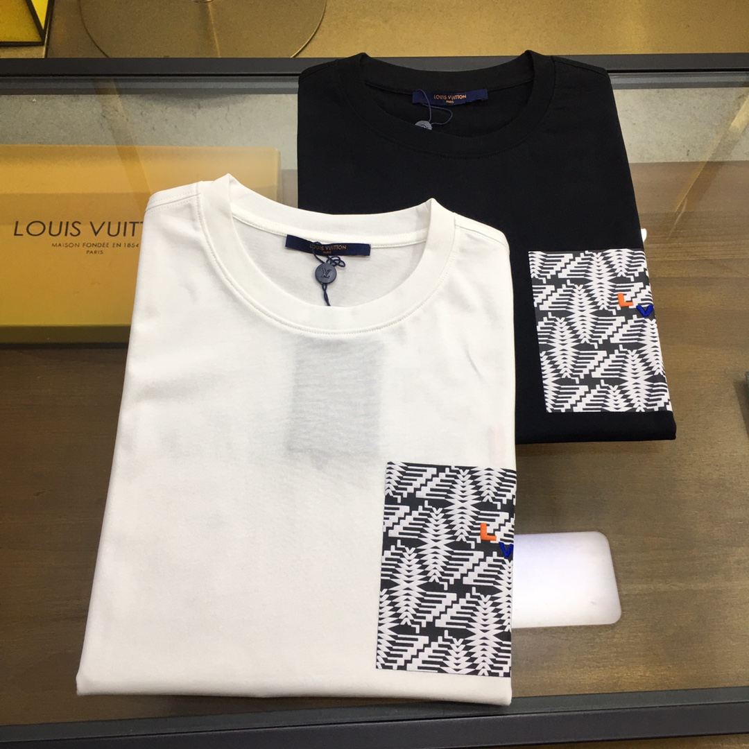 NO:138645,New product [L.v] (order to report height and weight S-2XL) 25 spring and summer new short-sleeved round-neck T-shirt. The material is exquisitely made of the overall design and is quite fashionable. Today I recommend his versatile and classic style. The chest brand logo design adopts printing design and is vivid in personality!  The fabric is customized and selected high-quality long velvet cotton raw materials!  It has a smooth and smooth feel on the skin, and the upper body is crisp and stylish!  Comfort and breathability are perfect!  The fabric attributes are excellent!  Size: S-XXL, T-shirt,tees, t-shirt,alexander wang19860909新品【L.v】（下单报身高体重S-2XL） 25春夏季新款短袖圆领T恤衫 材质讲究整体的设计颇具时尚感 今天推荐他家百搭经典款 胸前品牌logo设计 采用印花设计 个性生动！面料采用客供定制甄选上等长绒棉花原料！亲肤挺滑手感,上身挺括有型！舒适性与透气性完美兼备！面料属性皆为上乘！ 尺码:S-XXL,,T-shirt,tees，t-shirt,alexander wang,Men's clothing