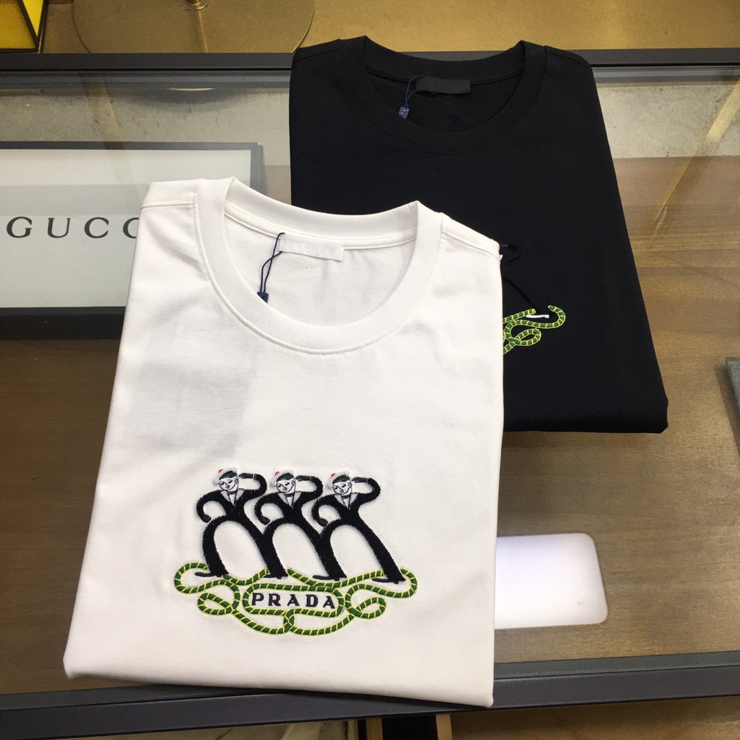 NO:138653,New product [Prad] (order to report height and weight S-2XL) 25 spring and summer new short-sleeved round-neck T-shirt. The material is exquisitely made of the overall design and is quite fashionable. Today I recommend his versatile and classic style. The chest brand logo design adopts printing design and is vivid in personality!  The fabric is customized and selected high-quality long velvet cotton raw materials!  It has a smooth and smooth feel on the skin, and the upper body is crisp and stylish!  Comfort and breathability are perfect!  The fabric attributes are excellent!  Size: S-XXL, prada, T-shirt,tees, t-shirt,alexander wang19860909新品【Prad】（下单报身高体重S-2XL） 25春夏季新款短袖圆领T恤衫 材质讲究整体的设计颇具时尚感 今天推荐他家百搭经典款 胸前品牌logo设计 采用印花设计 个性生动！面料采用客供定制甄选上等长绒棉花原料！亲肤挺滑手感,上身挺括有型！舒适性与透气性完美兼备！面料属性皆为上乘！ 尺码:S-XXL,,prada,T-shirt,tees，t-shirt,alexander wang,Men's clothing
