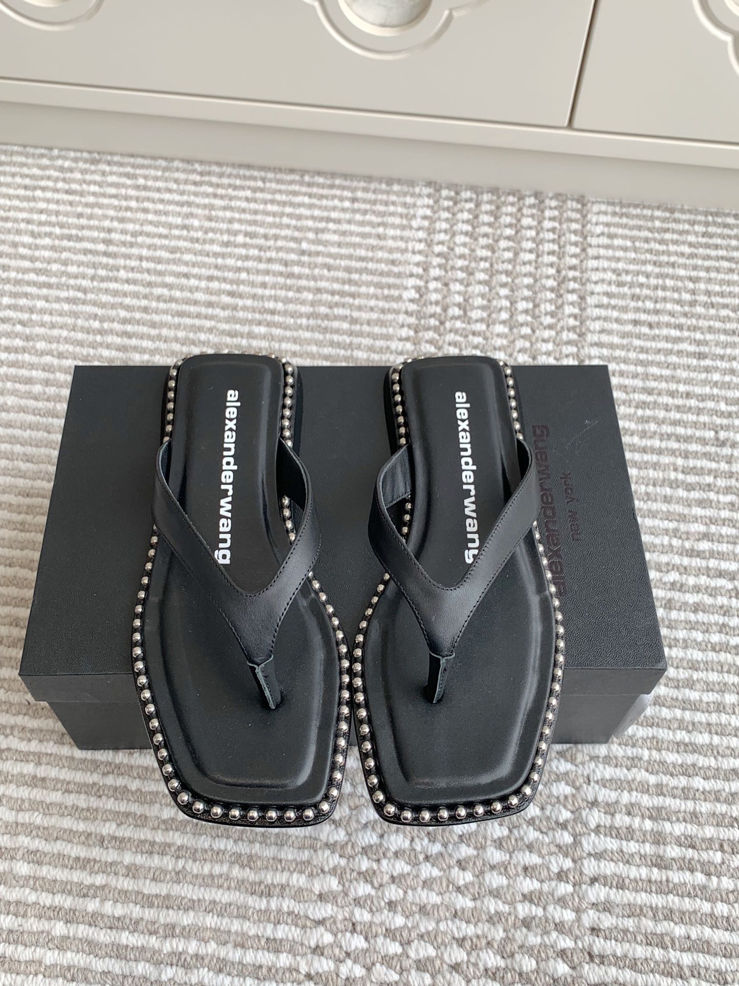 NO:414253,Batch flip flops, cross-drag, purchasing grade Alexande* Wang Dawang Heavy Industry rivet clip flip flops cross-belt sandals, personalized and elegant style, super textured, love, love, this model is simple and fashionable and comfortable to wear, an indispensable model in summer presents a brand new iconic outline. Flat-soled style with beads and edges are very personalized, upper cowhide/original open mold rivets, inner sheepskin, sole Italian leather outsole Size#35-39 (customized for 40), slippers, alexander wang, slippers, cowhide, sheepskin, Leather soles19860909批人字拖 交叉拖 代购级Alexande* Wang 大王重工铆钉夹脚人字拖交叉带凉拖鞋 个性御姐风 超有质感 爱了爱了 该款设计简约上脚时尚舒服 夏季不可缺少的一款大王呈现焕然一新的标志性轮廓.平底款式配上珠珠边缘个性十足 鞋面牛皮/原版开模铆钉 内里羊皮里 鞋底意大利真皮大底 Size#35-39(40定做),拖鞋,alexander wang,slippers,cowhide,sheepskin,Leather soles,Women's Shoes