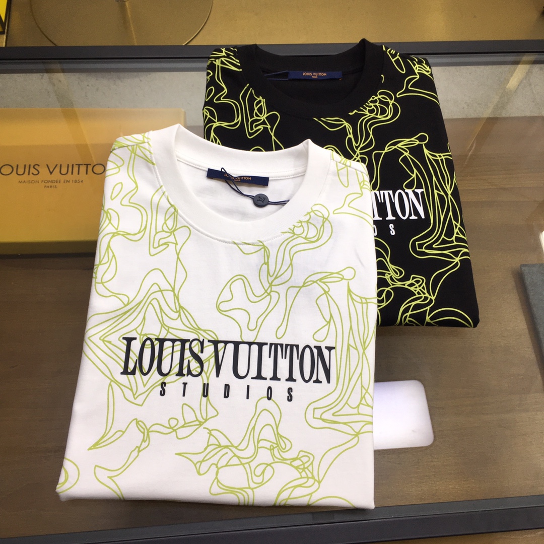 NO:138629,New product [L.v] (XS-XL orders to report height and weight) New short-sleeved round-neck T-shirt in spring and summer 25 spring and summer. The material is exquisitely made of the overall design is quite fashionable. Today I recommend his versatile and classic style. The chest brand logo design adopts printing design and is vivid in personality!  The fabric is customized and selected high-quality long velvet cotton raw materials!  It has a smooth and smooth feel on the skin, and the upper body is crisp and stylish!  Comfort and breathability are perfect!  The fabric attributes are excellent!  Size: XS-XL, T-shirt,tees, t-shirt,alexander wang19860909新品【L.v】（XS-XL下单报身高体重） 25春夏季新款短袖圆领T恤衫 材质讲究整体的设计颇具时尚感 今天推荐他家百搭经典款 胸前品牌logo设计 采用印花设计 个性生动！面料采用客供定制甄选上等长绒棉花原料！亲肤挺滑手感,上身挺括有型！舒适性与透气性完美兼备！面料属性皆为上乘！ 尺码:XS-XL,,T-shirt,tees，t-shirt,alexander wang,Men's clothing