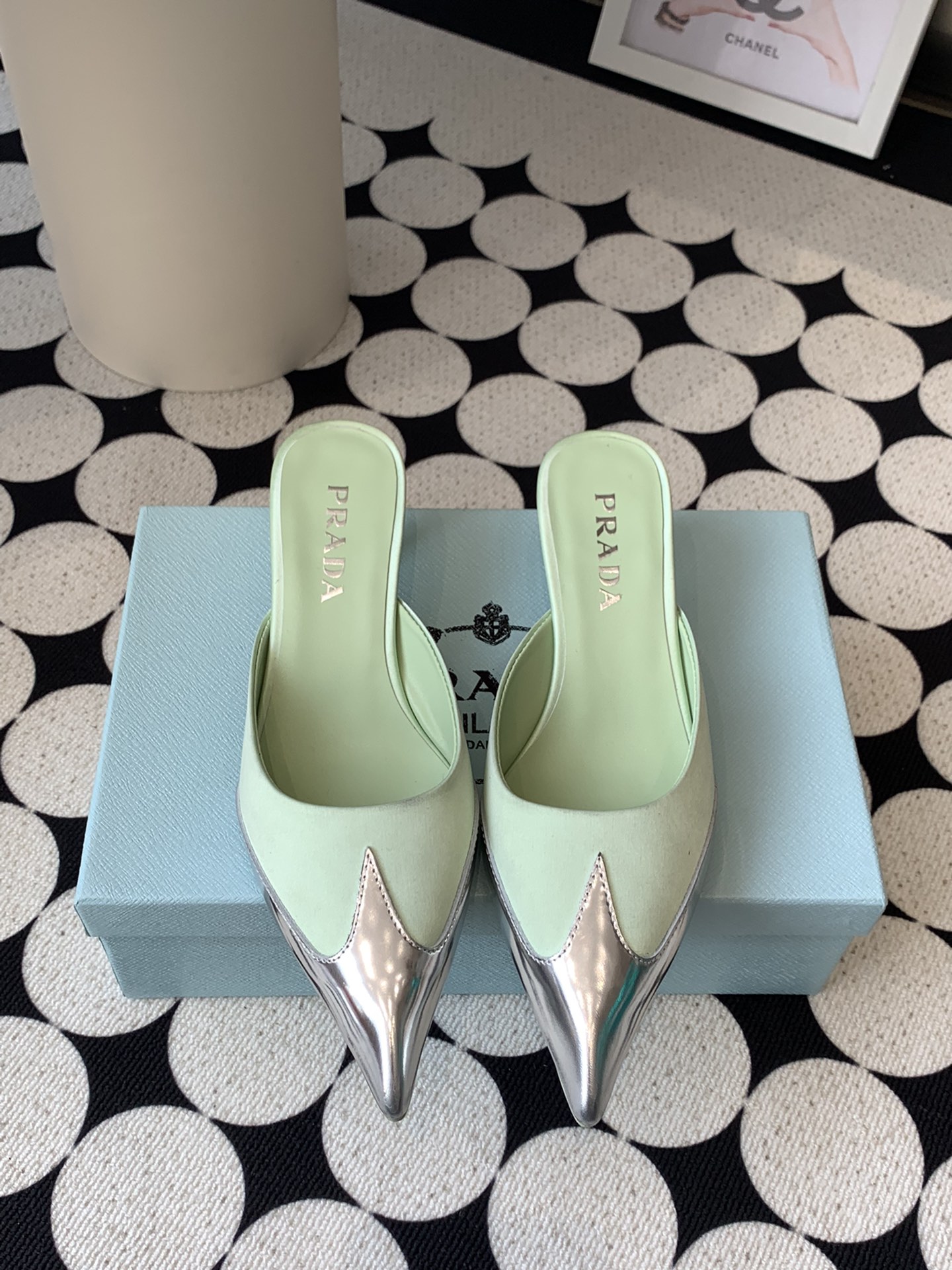 NO:233087,PRADA 25ss new mules shoes, silk pointed toe, silk material with TPU mules series spring and summer single shoes sandals Italian leather outsole, heel height 4CM, original purchase of counter, genuine product one-to-one development, all details Materials All the same as what you bought in counter, welcome to compare details Size: 35-43 (41.42.43 custom made, no return or exchange), semi-torque, prada, sandals, real silk, Leather soles19860909PRADA 25ss新款穆勒鞋 真丝尖头 真丝材质搭配TPU穆勒系列春夏单鞋凉鞋 意大利真皮大底 跟高4CM 专柜购买原版 正品一比一开发 所有细节 材料 全部跟你在专柜买到的都一样 欢迎细节对比 码数:35-43（41.42.43订做不退不换）,半拖,prada,sandals,real silk,Leather soles,Women's Shoes