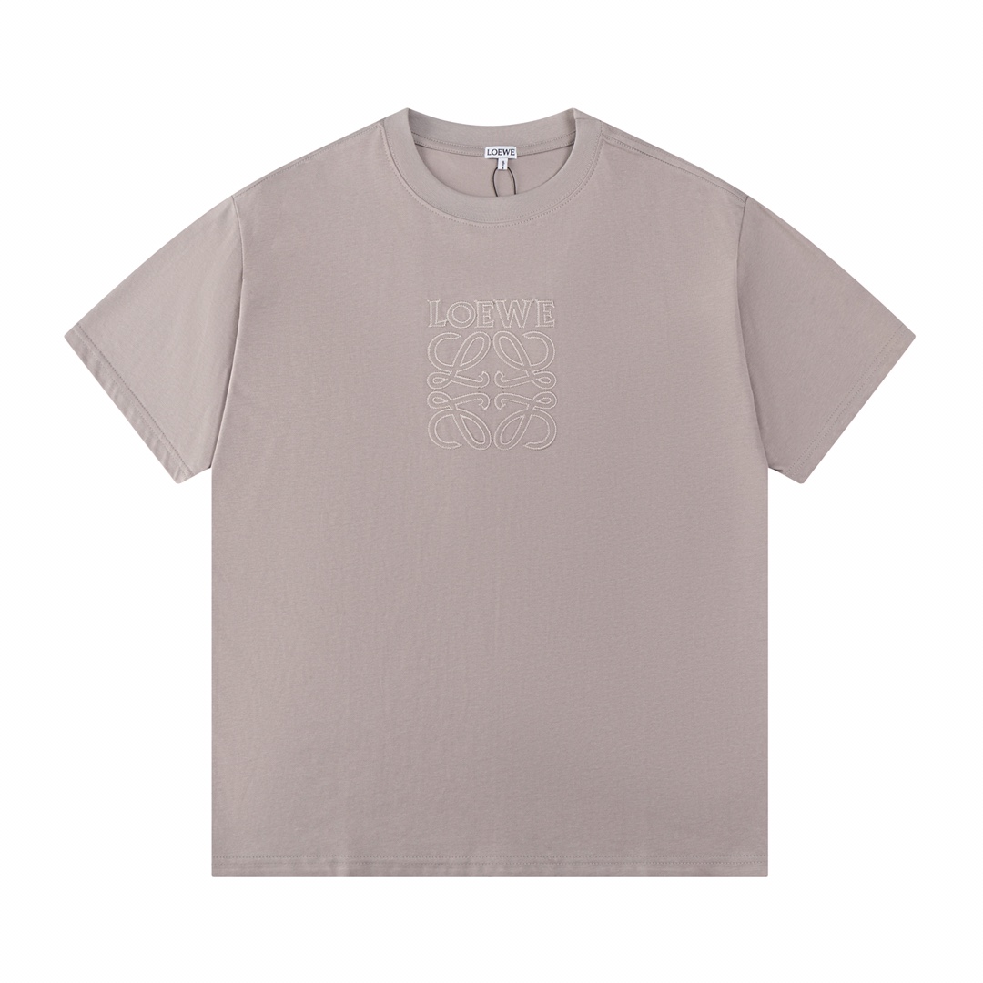 NO:123993,LOEW New series embroidered short-sleeved T-shirt, fabric is made of pure cotton combed cotton fabric, patch embroidery technology, loose upper body effect is casual and versatile, complete three standards, same style for men and women, Size: XS S M L,,loewe,loewe,T-shirt,tees,t-shirt,alexander wang19860909LOEW 罗意威 新款系列 绣花短袖T恤,面料采用纯棉精梳棉面料 贴布刺绣工艺 上身效果宽松休闲百搭款 三标齐全 男女同款 码数: XS S M L,,loewe,loewe,T-shirt,tees，t-shirt,alexander wang,Men's clothing