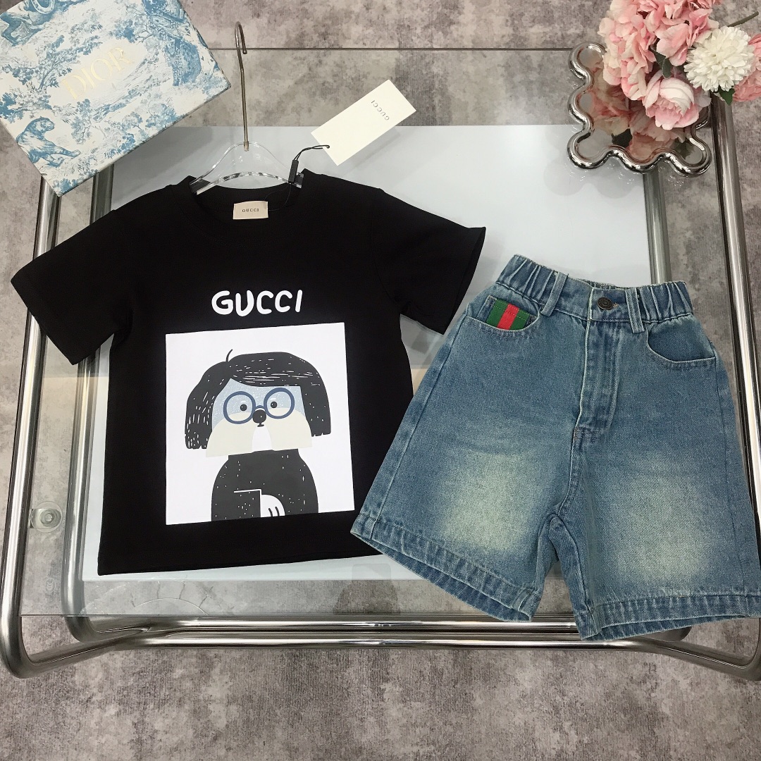 NO:210890,[Spot delivery] GUCC* Set Painted Printed LOGO Short Sleeve Denim Shorts Definitely Dyeed Cotton Double Yarn Precision Cotton ~ 240G GT Heavy Pure Cotton Fabric T-shirt Double GG Denim Shorts Original Hardware Button Replica Logo Selected High-end Customized Cotton Fabric Soft and Comfort Simple and Fashion Craftsmanship Super High Quality Super Stylish and Beautiful Size100---130-140-150 [CM] Full Packaging 10, Clothes, gucci, shorts, T-shirt, tees, t-shirt,19860909【现货发】   GUCC* 套装 彩绘印花LOGO短袖牛仔短裤 定织定染全棉双纱精密棉～240G克重纯棉面料 T恤联名小狗狗T恤双GG牛仔短裤 原版五金纽扣复刻logo 甄选高级定制棉面料打造 柔软舒适 简约时尚 工艺叠加 看得见的高品质 超级有型又好看  size100---130-140-150【CM】 全套包装10,衣服,gucci,shorts,T-shirt,tees，t-shirt,,Children's