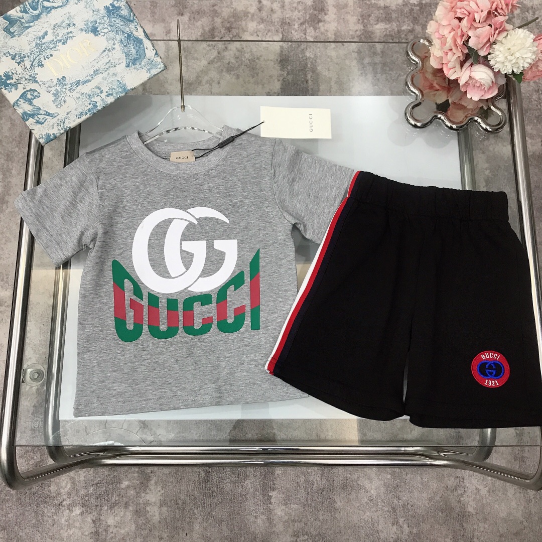 NO:210898,[Spot delivery] GUCC* Set Printed double GG short sleeve thin webbing shorts, fixed-woven and dyed cotton double yarn precision cotton ~ 240G g weight pure cotton fabric Snake year snake logo design T-shirt embroidered double GG letter logo Side webbing splicing design Original hardware button reproduction logo Selected high-end custom cotton fabric to create soft and comfortable Simple and fashionable Crafts superimposed High-quality Super stylish and beautiful Color white Gray size100--130-140-150 [CM] Full set of packaging 10, clothes, gucci, shorts, T-shirt, tees, t-shirt,19860909【现货发】   GUCC* 套装 印花双GG短袖薄款织带短裤 定织定染全棉双纱精密棉～240G克重纯棉面料 蛇年蛇形logo设计T恤刺绣双GG字母logo 侧边织带拼接设计 原版五金纽扣复刻logo 甄选高级定制棉面料打造 柔软舒适 简约时尚 工艺叠加 看得见的高品质 超级有型又好看 颜色白色 灰色 size100---130-140-150【CM】 全套包装10,衣服,gucci,shorts,T-shirt,tees，t-shirt,,Children's