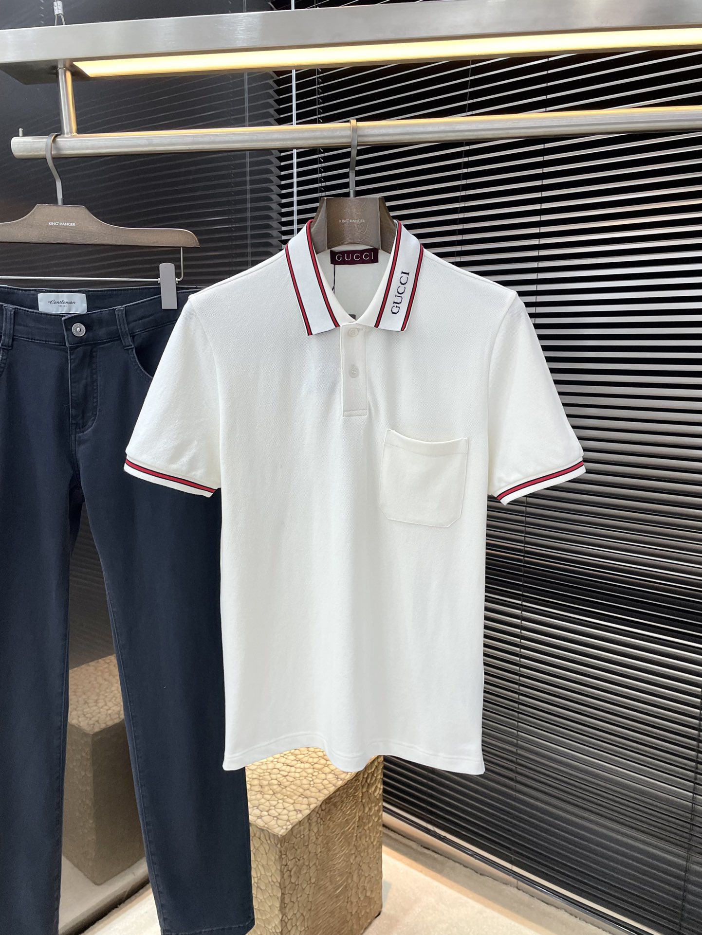 NO:122751,Burberry- (Burberry) 2025 spring and summer new classic jacquard lapel Polo shirt. This poloGucci Lido series is inspired by the charming seaside club on the legendary Italian coastline, conveying the intoxicating charm of seaside life. The brand’s classic webbing is rejuvenated with unique details through special construction technology and stitching technology, giving this elastic bead flooring Polo shirt an elegant atmosphere. Jacquard lapel design, shell buttons are engraved with G-home English letters, 1:1 original mold opening, classic versatile high-end, same style for men and women!  Complete three standards, highly recommended!  Color black white royal blue code S M L XL, burberry, burberry, gucci, gucci, alexander wang19860909Burberry-（巴宝莉）2025春夏新款经典提花翻领Polo衫,这款poloGucci Lido系列灵感源自意大利传奇海岸线上迷人的海滨俱乐部,传递海滨生活的醉人魅力,品牌经典织带透过特殊的构造工艺和缝合技术以别出心裁的细节焕新呈现,为这款弹力珠地棉Polo衫倾注高雅气息.提花翻领设计,贝壳纽扣刻有G家英文字母,1:1原版开模,经典百搭高档次,男女同款！三标齐全,强烈推荐！颜色黑色 白色 宝蓝色 码数S M L XL,,burberry,burberry,gucci,gucci,alexander wang,Men's clothing