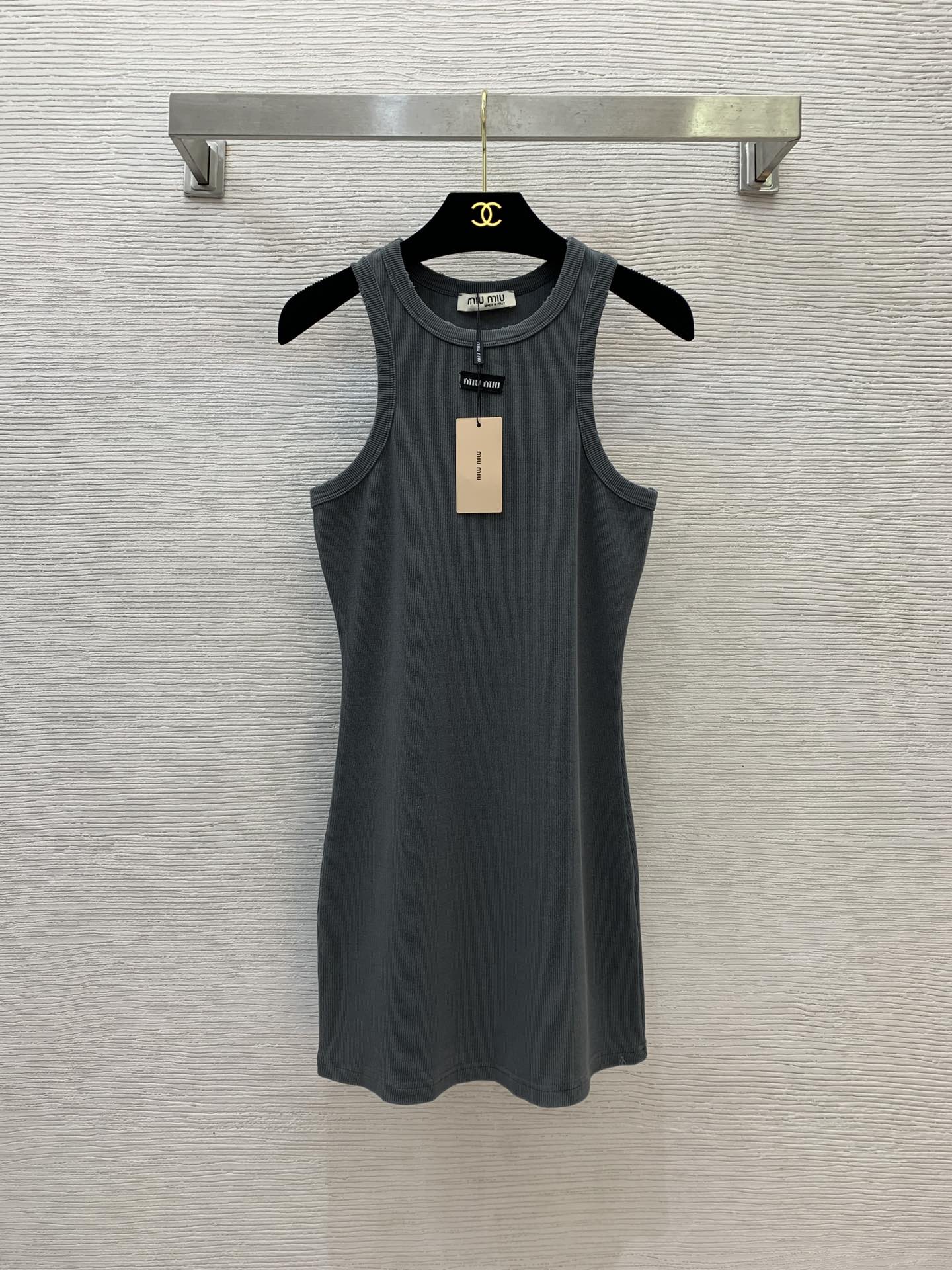 NO:326144,Model number D25022536 MiuMi* Miujia new style, small letter logo on the chest, ripped edge design, threaded cotton slim fit and slim sleeveless vest dress!  Gray, (M size bust 72, waist 66, clothing length, miumiu, skirts, alexander wang19860909款号D25022536 MiuMi*缪家新款 胸前字母logo小标志破洞边设计螺纹棉修身显瘦无袖背心连衣裙！灰色,（M码胸围72,腰围66,衣长,,miumiu,skirts,alexander wang,Women's clothing