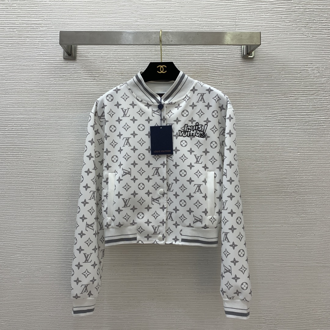 NO:311833,Model number D25022547 LOUIS*Dujia LV new style, letter logo embroidery on the chest, presbyterian letters printed threaded edges, short stand-alone jacket, long sleeve thin jacket!  Coffee, white, black, (M size bust 104, sleeve length 59, clothing length 49), louis vuitton,louis vuitton,louis vuitton,louis vuitton,louis vuitton,jackets & coats,jackets & coats,alexander wang19860909款号D25022547 LOUIS*驴家LV新款 胸前字母logo刺绣满身老花字母印花螺纹边拼接短款立领夹克长袖薄外套！咖色、白色、黑色、（M码胸围104,袖长59,衣长49）,,louis vuitton,louis vuitton,louis vuitton,louis vuitton,jackets & coats,jackets & coats,alexander wang,Women's clothing
