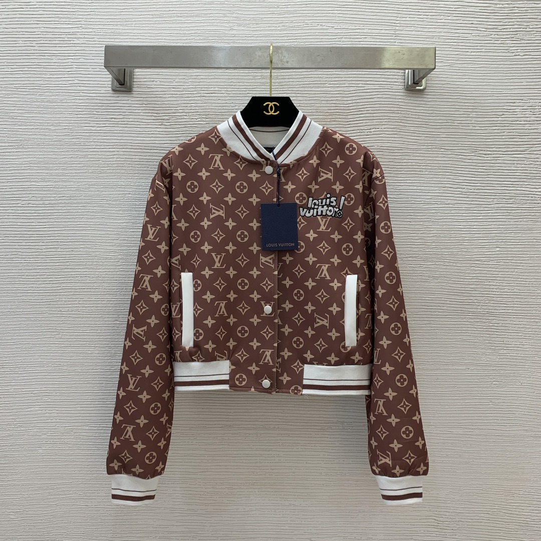 NO:311836,Model number D25022547 LOUIS*Dujia LV new style, letter logo embroidery on the chest, presbyterian letters printed threaded edges, short stand-alone jacket, long sleeve thin jacket!  Coffee, white, black, (M size bust 104, sleeve length 59, clothing length 49), louis vuitton,louis vuitton,louis vuitton,louis vuitton,louis vuitton,jackets & coats,jackets & coats,alexander wang19860909款号D25022547 LOUIS*驴家LV新款 胸前字母logo刺绣满身老花字母印花螺纹边拼接短款立领夹克长袖薄外套！咖色、白色、黑色、（M码胸围104,袖长59,衣长49）发,,louis vuitton,louis vuitton,louis vuitton,louis vuitton,jackets & coats,jackets & coats,alexander wang,Women's clothing