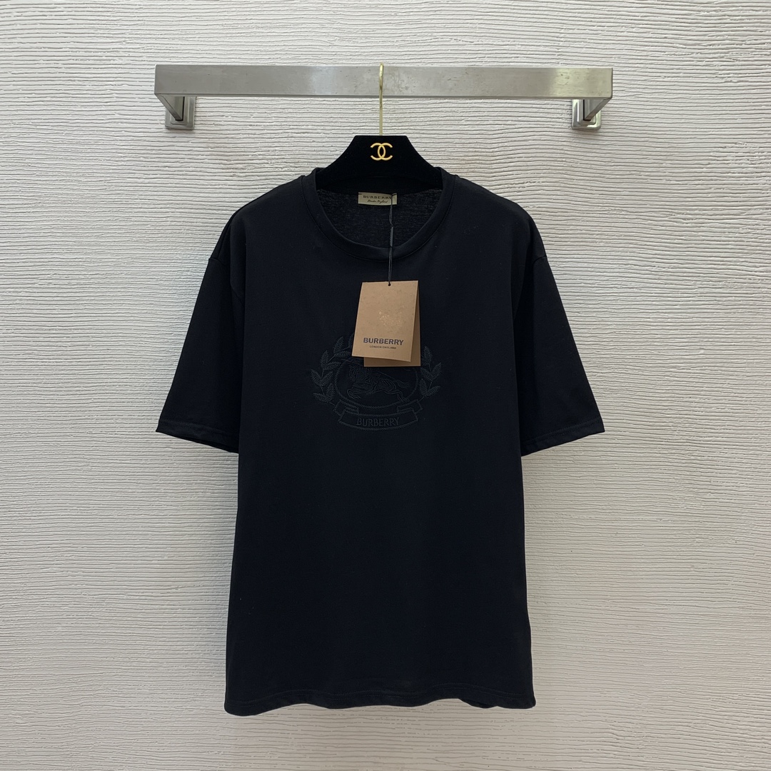 NO:312903,Model number D25022776 BURBERR*Y new style B-home war horse wheat ear pattern embroidery craftsmanship casual and versatile round neck short-sleeved T-shirt top!  Black, white, (M size bust 106, sleeve length 24, clothing length 70), burberry, T-shirt,tees, t-shirt,alexander wang19860909款号D25022776 BURBERR*Y新款 B家战马麦穗图案刺绣工艺休闲百搭圆领短袖t恤上衣！黑色、白色、（M码胸围106,袖长24,衣长70）,,burberry,T-shirt,tees，t-shirt,alexander wang,Women's clothing