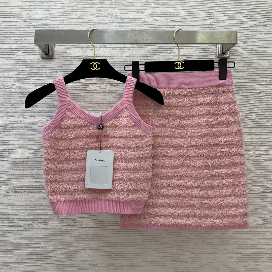NO:312891,Model number D25022783 Chane* new style celebrity small fragrant style striped knitted suit!  Double C logo suspender vest top on chest, high waist hip skirt and short skirt!  Pink, (M size bust 62, garment length 37; waist 60 elastic, skirt length 46/fabric elastic large size is for reference only), chanel, skirts, alexander wang19860909款号D25022783 Chane*新款气质名媛小香风条纹针织套装！胸前双C标志吊带背心上衣高腰包臀半身裙短裙！粉色,（M码胸围62,衣长37；腰围60松紧,裙长46/面料弹力大尺寸仅供参考）,,chanel,skirts,alexander wang,Women's clothing