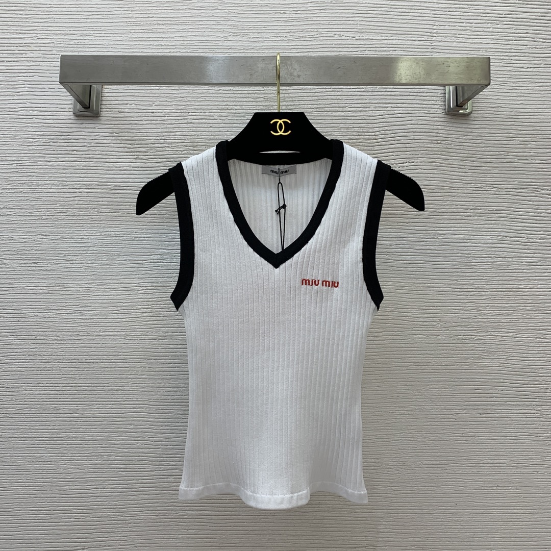 NO:311847,Model number D25022587 MiuMi* new style, letter logo on the chest, logo on the chest, contrasting color, high elastic slim fit, slim V-neck sleeveless knitted vest top!  Black, white, (M size bust 54, 49 length (fabric elastic large size for reference only, miumiu, alexander wang19860909款号D25022587 MiuMi*缪家新款 胸前字母logo徽标装饰撞色包边高弹力修身显瘦V字领无袖针织背心上衣！黑色,白色,（M码胸围54,衣长49（面料弹力大尺寸仅供参考,,miumiu,alexander wang,Women's clothing