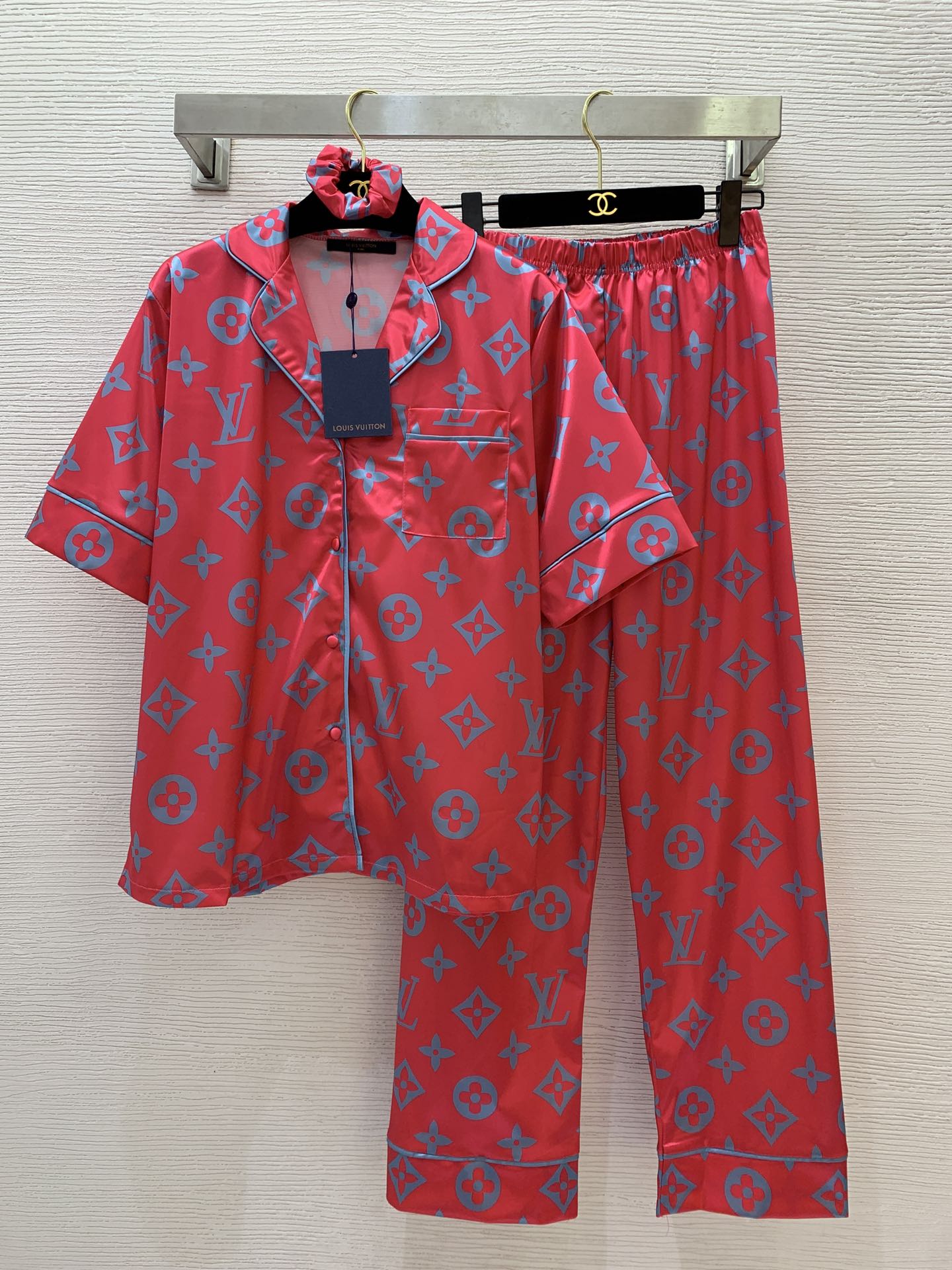 NO:312318,Model number D25022657 LOUIS*Dujia LV new style, classic presbyterian letter logo printed pajama style home clothing set!  Casual loose V-lap short-sleeved shirt with elastic waist wide-leg pants and trousers!  (Size S shoulder width 42, bust 110, sleeve length 28, clothing length 68; waist circumference 64~74 elastic, hip circumference 106, pants length 101),,,louis vuitton,louis vuitton,louis vuitton,louis vuitton,t-shirt,alexander wang19860909款号D25022657 LOUIS*驴家LV新款 经典老花字母logo印花睡衣风家居服套装！休闲宽松V字翻领短袖衬衣松紧腰阔腿裤长裤！（S码肩宽42,胸围110,袖长28,衣长68；腰围64～74松紧,臀围106,裤长101）,,louis vuitton,louis vuitton,louis vuitton,louis vuitton,T-shirt,alexander wang,Women's clothing