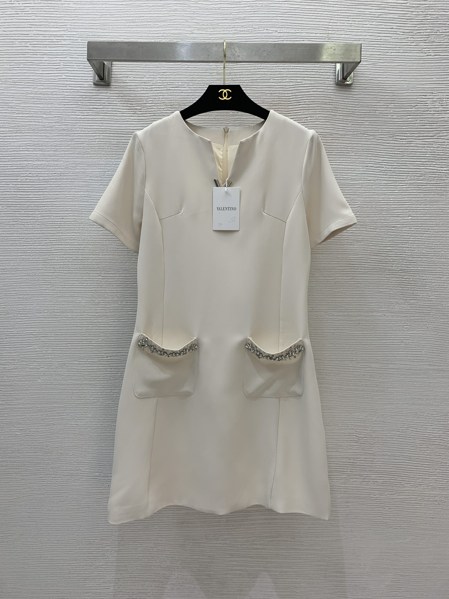 NO:311850,Model number D25022578 VALENTI*O Warren Home New Style Heavy Industry Diamond Inlay Beads Pocket Edge Decorated V-shaped Metal Accessories Small V round neck slim fit short-sleeved A-line dress!  Apricot color, (M size bust 96, sleeve length 23, waist 82, skirt length 91), valentino, valentino, skirt, skirt 91), T-shirt, alexander wang19860909款号D25022578 VALENTI*O华伦家新款 重工镶钻钉珠口袋边装饰V字金属配件小V圆领修身显瘦短袖A字连衣裙！杏色,（M码胸围96,袖长23,腰围82,裙长91）,,valentino,valentino,skirts,T-shirt,alexander wang,Women's clothing
