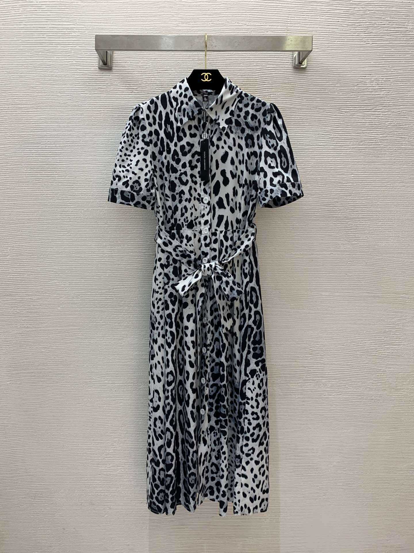NO:312315,Model number G25022684 Dolce & Gabbana DG* new style fashionable leopard print single-row buckle lapel waist-hugging and slimming large short-sleeved dress with belt!  (M size sleeve length 27, bust 92, waist 76, skirt length 122), Dolce & Gabbana, skirts, T-shirt, alexander wang19860909款号G25022684 杜嘉班纳DG*新款 时尚豹纹印花单排系扣翻领收腰显瘦大摆短袖连衣裙配腰带！（M码袖长27,胸围92,腰围76,裙长122）,,Dolce&Gabbana,skirts,T-shirt,alexander wang,Women's clothing
