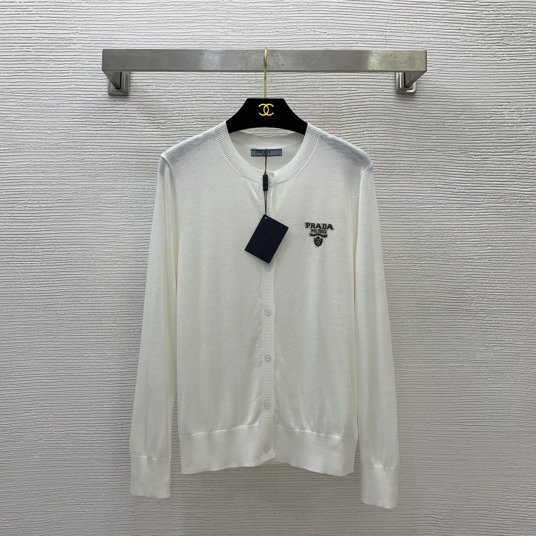 NO:312320,Model number G25022697 PRAD*A new style simple color thin knitted top!  Letter logo on chest with round neck button long sleeve knit cardigan!  White, black, brown, gray, (M size bust 94, sleeve length 61, clothing length 61), prada, alexander wang19860909款号G25022697 PRAD*A新款气质简约色薄款针织上衣！胸前字母logo徽标圆领系扣长袖针织开衫！白色、黑色、咖色、灰色、（M码胸围94,袖长61,衣长61）,,prada,alexander wang,Women's clothing