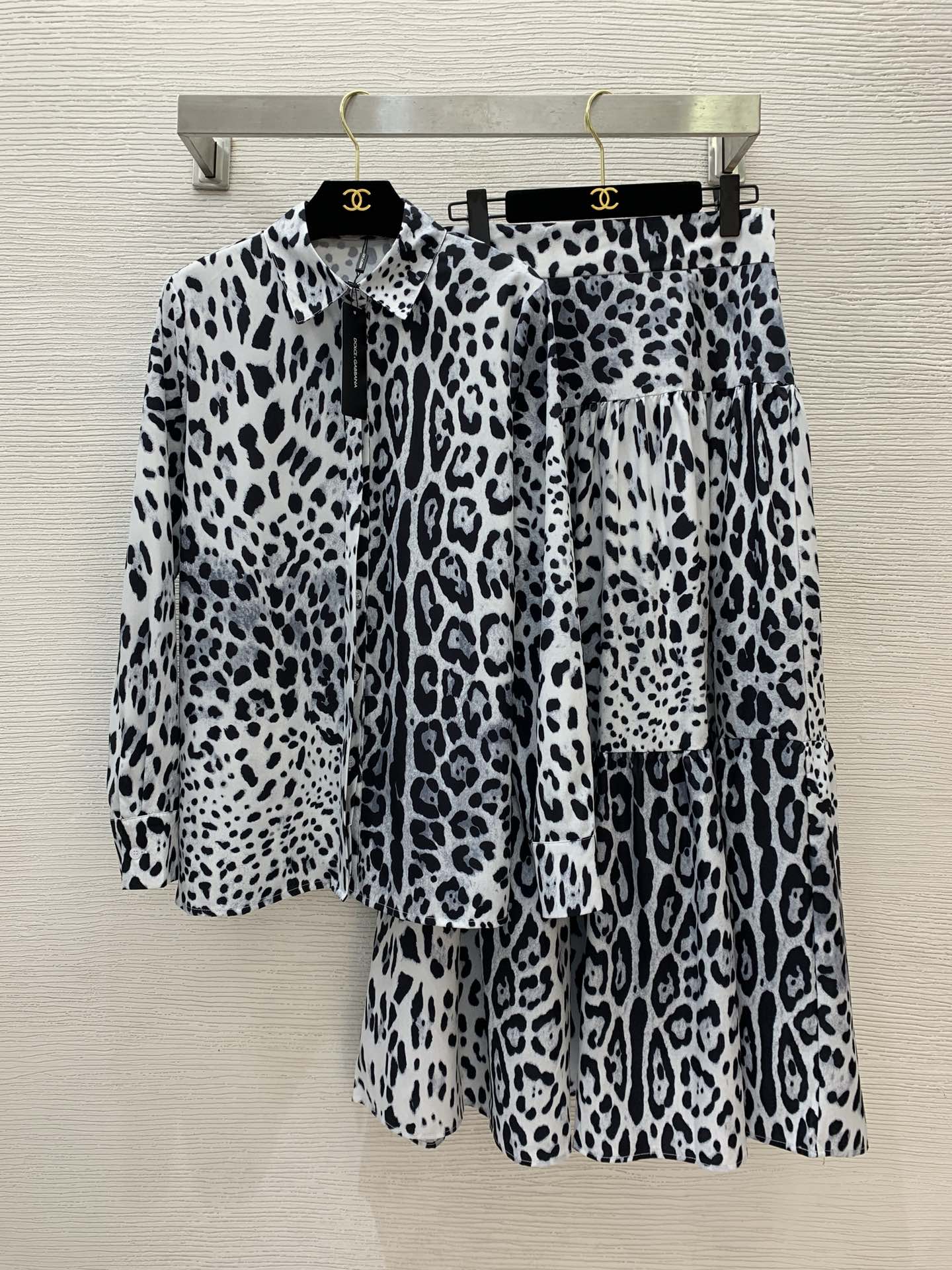 NO:312316,Model number G25022647 Dolce & Gabbana DG* new style fashionable leopard print two-piece set!  Loose and versatile buttoned lapel long sleeve shirt with high waist long skirt!  (M size bust 102, sleeve length 62, clothing length 70; waist 72, skirt length 96), Dolce & Gabbana, skirts, alexander wang19860909款号G25022647 杜嘉班纳DG*新款 时尚豹纹印花两件套装！宽松百搭系扣翻领长袖衬衣高腰大摆长款半身裙！（M码胸围102,袖长62,衣长70；腰围72,裙长96）,,Dolce&Gabbana,skirts,alexander wang,Women's clothing