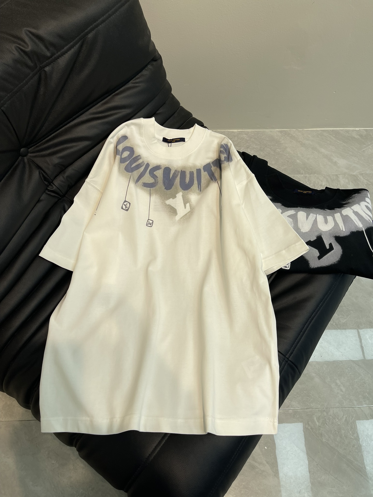 NO:313244,Louis Vuitton*25 new black and white letters graffiti printed short-sleeved T-shirt. The logo is exquisitely upgraded, inspired by the retro 1980s. Gaoke heavy pure cotton fabric, which feels very comfortable to touch. It is fashionable and unique, super versatile and beautiful!  It is very suitable for both men and women, and it is a must-have for everyone!  Color: White/Black Size SML,,louis vuitton,T-shirt,tees,t-shirt,alexander wang19860909Louis Vuitton*25新款黑白字母涂鸦印花短袖T恤.标识精致升级,灵感源自八十年代复古.高克重纯棉面料,手感非常舒服.时尚又个性 超级百搭好看！男女都非常合适,人手必备款！ 颜色: 白色/黑色 尺码SML,,louis vuitton,T-shirt,tees，t-shirt,alexander wang,Women's clothing