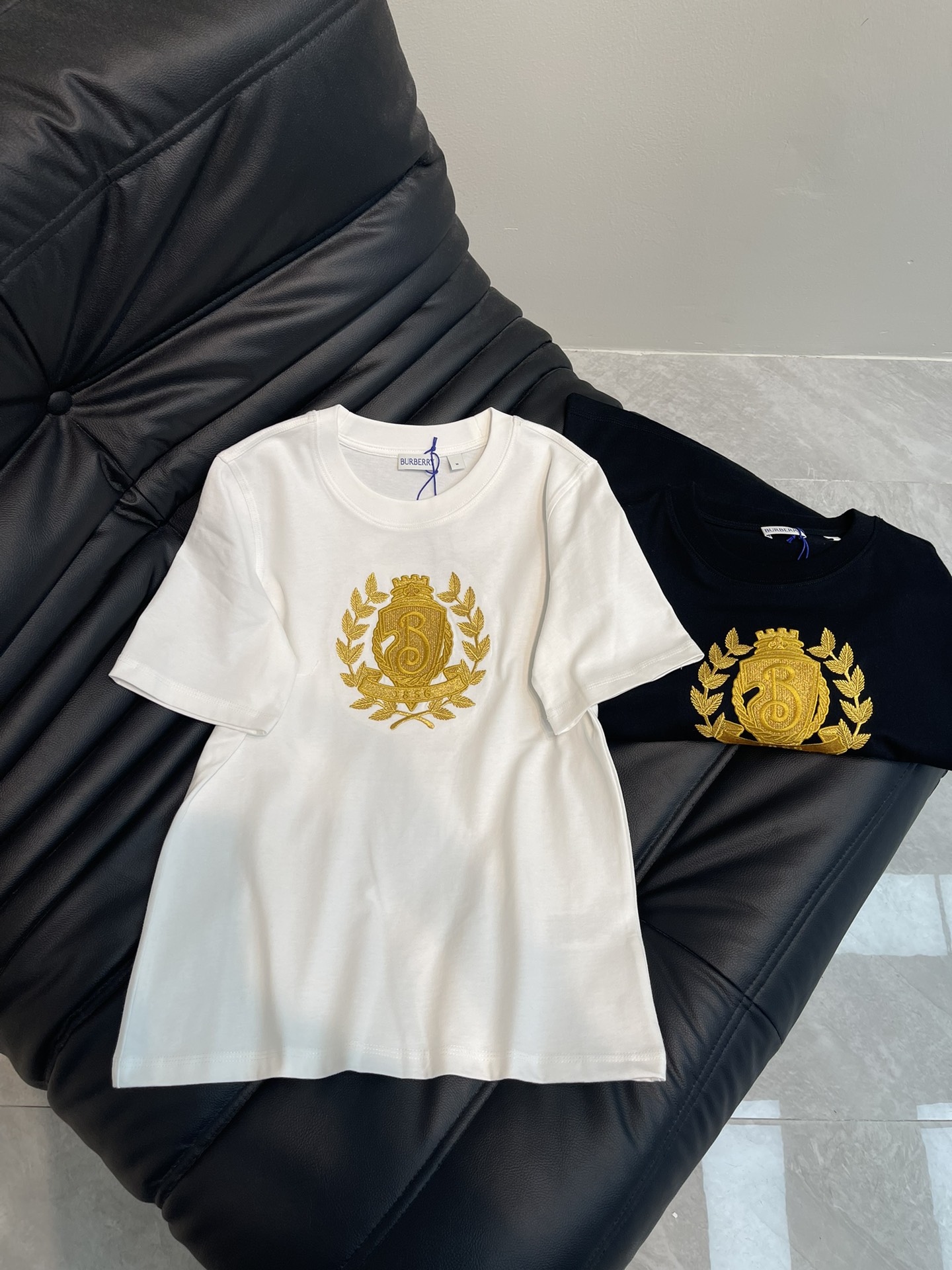 NO:312192,Burberr*25 spring and summer new round neck embroidered letter short-sleeved T-shirt Customized YB native cotton material breathable and comfortable, full texture. Regular T-shirt cutting highlights the brand style. Made of gram-weight pure cotton, slightly elastic, and slim visual effect. Threaded edges on the neckline. The iconic letter logo on the chest is embellished with branches and leaves. Fine embroidery sewn. The brand's own simple and fashionable feeling is revealed. White and refreshing. Black style. Create a personal style at will. The inner wear is brilliant and fashionable. SM, burberry, T-shirt,tees, t-shirt,alexander wang19860909Burberr*25春夏新款圆领刺绣字母短袖T恤 定制YB原生全棉材质 透气舒适 质感十足 常规T恤裁剪 凸显品牌格调 采用克重纯棉制成 略带有弹力 呈现显瘦视觉效果 螺纹包边于领口 胸前标志性字母徽标枝叶藤蔓花纹点缀 密细刺绣缝制 品牌自带的简约时尚感立现 白色清爽 黑色洋气 随心打造个性风格 单穿内搭都出彩时髦 SM,,burberry,T-shirt,tees，t-shirt,alexander wang,Women's clothing