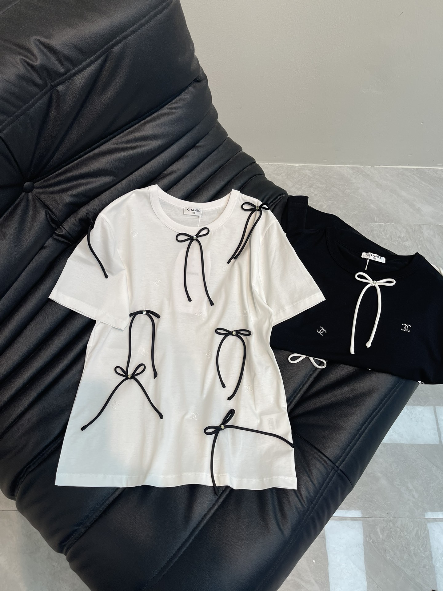 NO:313240,CHANE*25 spring and summer new iron diamond handmade bow short-sleeved T-shirt, high-end imported mercerated cotton fabric, the classic style is versatile and not picky, and the upper body is very beautiful!  , chanel,T-shirt,tees,t-shirt,alexander wang19860909CHANE*25春夏新款烫钻手工蝴蝶结短袖T恤,高级进口丝光棉面料,经典版型百搭不挑人,上身非常漂亮！,,chanel,T-shirt,tees，t-shirt,alexander wang,Women's clothing