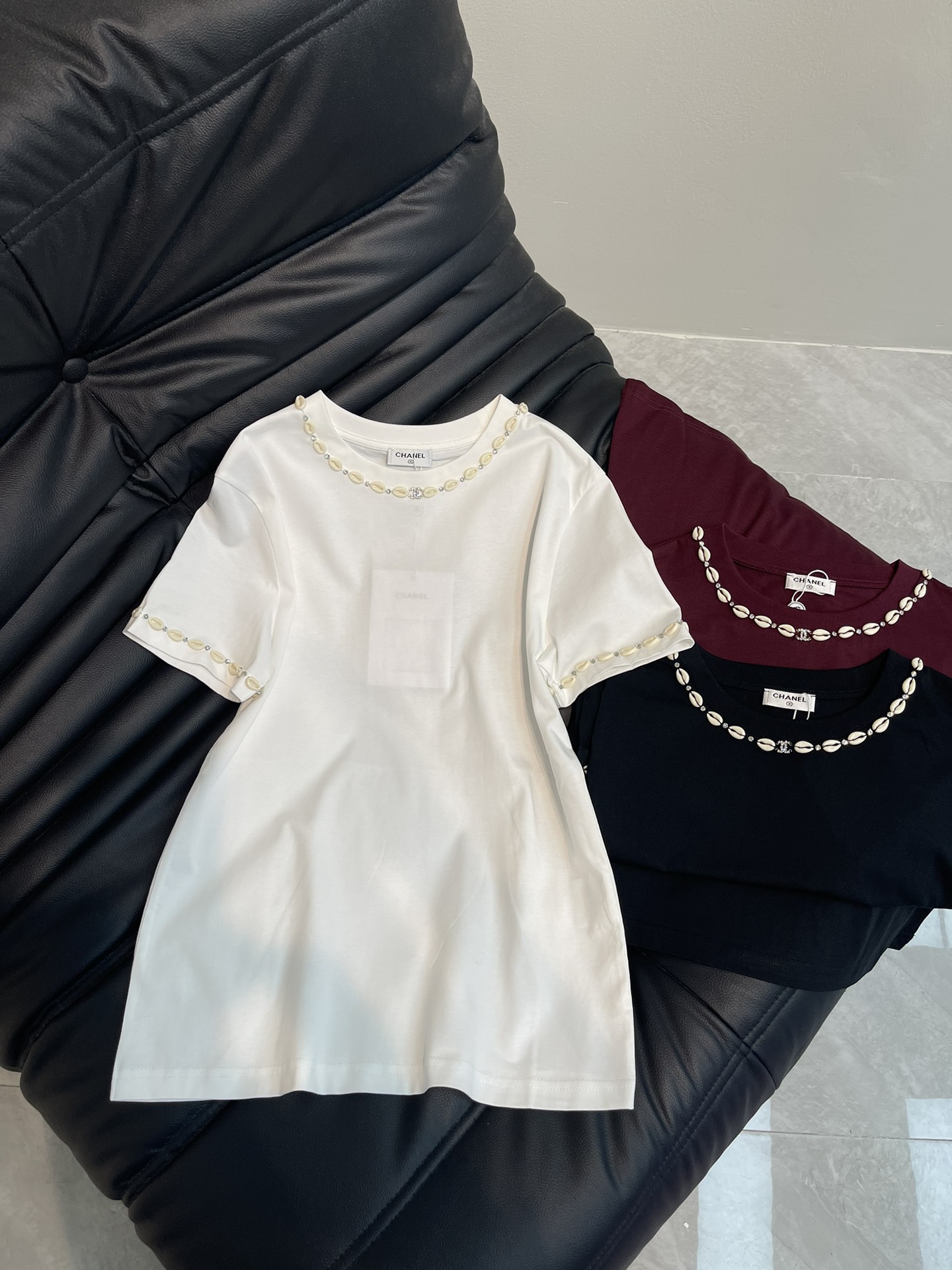 NO:312216,Chane*25 spring and summer new round neck hand-made bead plastered short-sleeved T-shirt Customized YB cotton material breathable and comfortable, full texture. Regular short-sleeved T-shirt cut highlights the brand style. Made of gram-weight pure cotton, slightly elastic, presents a slim visual effect. Combined into a natural hand-made bead plaster full of high-end feel. Classic colors are available to highlight high-end style. Single wear and stylish inner wear SML A,,chanel,T-shirt,tees,t-shirt,alexander wang19860909Chane*25春夏新品圆领手工订珠短袖T恤 定制YB全棉材质 透气舒适 质感十足 常规短袖T恤裁剪 凸显品牌格调 采用克重纯棉制成 略带有弹力 呈现显瘦视觉效果 组合成自然手工订珠图案 充满高级感 经典色系可选 彰显高级格调 单穿内搭都出彩时髦 SML A,,chanel,T-shirt,tees，t-shirt,alexander wang,Women's clothing