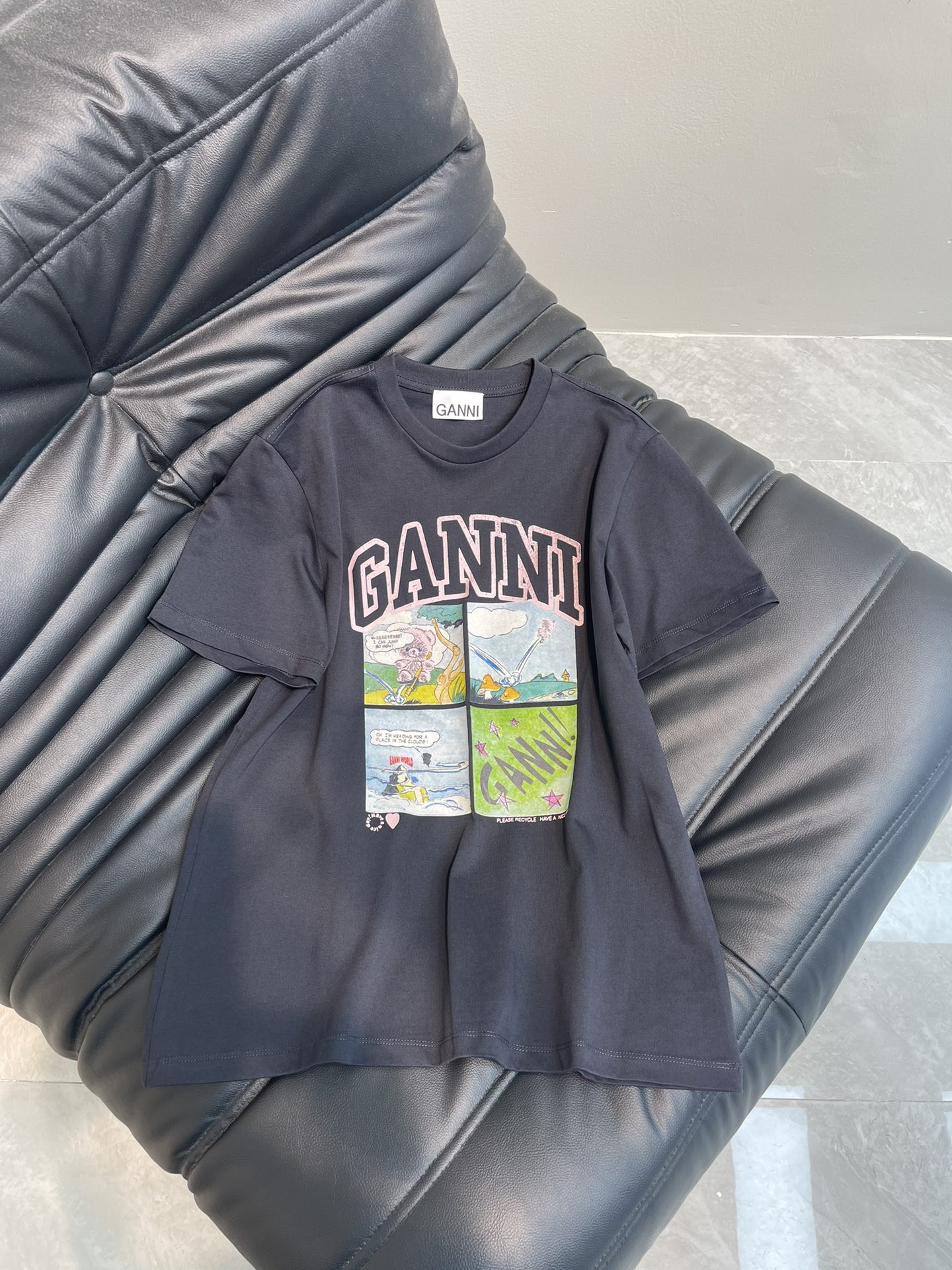 NO:312202,Gann*25 Spring and Summer New Super Cute Illustration Series Short Sleeve T-shirt, Friends, a treasure T-shirt, which is very suitable for wearing this spring and summer season. The material of the clothes is super comfortable. When worn, it feels like being surrounded by a warm embrace. This T-shirt is designed with warm and childlike illustrations on the front chest, and the colors are bright. Wearing it allows you to instantly return to your childhood. Whether you are a student or an office worker, you can easily control it and add a different kind of fun to your daily outfit. You can easily create a casual and energetic look by pairing a simple jeans or short skirts. Moreover, the style of this T-shirt is also very good, making it slim and covers flesh, and can control all kinds of figures. This spring, you might as well try this cute and comfortable T-shirt to make your outfit more highlights. Get the same style with me. SML  A, skirts, jeans, T-shirt, tees, t-shirt, alexander wang19860909Gann*25春夏新款超可爱的插画系列短袖T恤,小伙伴们,一款宝藏T恤,太适合在这个春夏季节穿搭啦,衣服材质超级舒适,穿上它就像被温暖的怀抱包围,这款T恤设计特别用心,前胸有温馨充满童趣插画,色彩亮丽,穿上它让你瞬间回到童年时光,不论你是学生党还是上班族,都能轻松驾驭,为日常穿搭增添一份别样的乐趣,平时搭配一条简单的牛仔裤或者短裙,就能轻松打造休闲又有活力的造型,而且这款T恤的版型也非常好,显瘦遮肉,各种身材都能驾驭哦,这个春天,不妨试试这款可爱又舒适的T恤,让你的穿搭更有亮点,快和我一起get同款吧. 码数SML A,,skirts,jeans,T-shirt,tees，t-shirt,alexander wang,Women's clothing