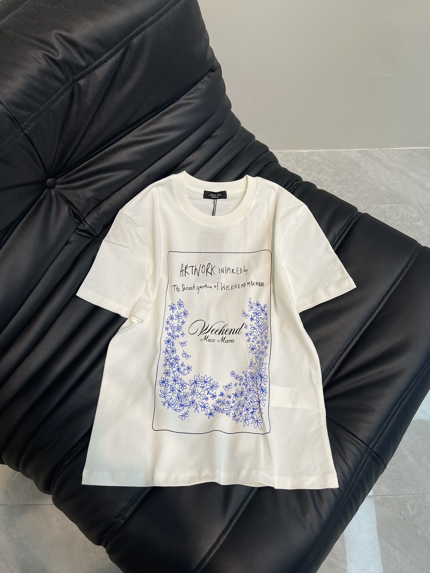 NO:312730,Weeken* Max Mar* 25 Spring and Summer New Limited Series Short-sleeved T-shirts, exquisite regular version, and look slim on the upper body!  Customized latest floral letter prints Low-key luxury!  A must-have item for fashionable things unlocks all outfits!  Determine the quality of my home!  Classic items are fashionable and high-end, and the classic style is versatile and not picky!  SM, T-shirt,tees,t-shirt,alexander wang19860909Weeken* Max Mar* 25春夏新品限定系列短袖T恤 精致常规版型上身巨显瘦！ 定制最新花卉字母印花 低调奢华！ 时髦精必备单品解锁所有穿搭！ 认准我家品质！经典单品时髦又高级 经典版型百搭不挑人！ SM,,T-shirt,tees，t-shirt,alexander wang,Women's clothing