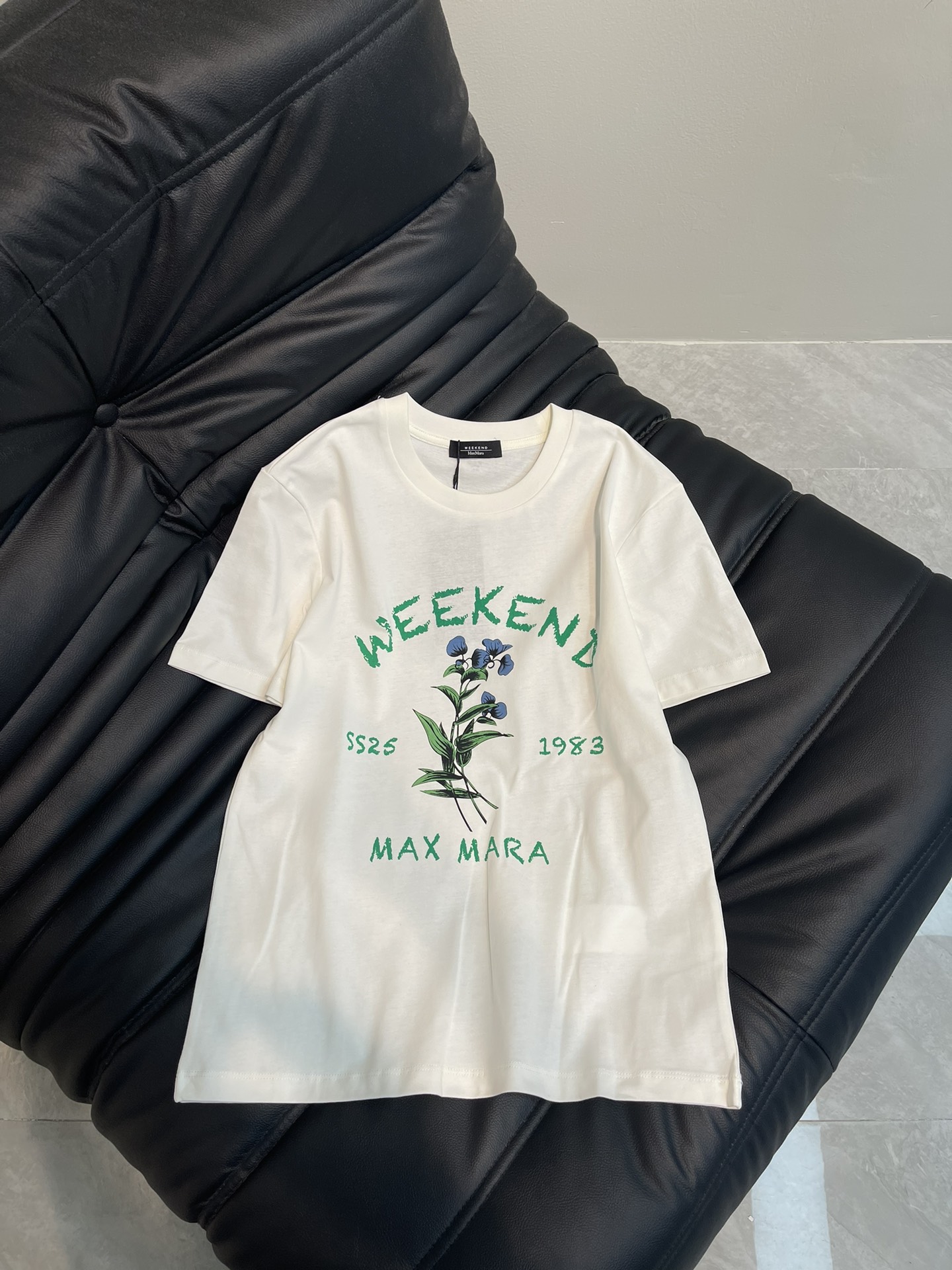 NO:312727,Weeken* Max Mar* 25 Spring and Summer New Limited Series Short-sleeved T-shirts, exquisite regular version, and look slim on the upper body!  Customized latest floral letter prints Low-key luxury!  A must-have item for fashionable things unlocks all outfits!  Determine the quality of my home!  Classic items are fashionable and high-end, and the classic style is versatile and not picky!  SML, T-shirt,tees,t-shirt,alexander wang19860909Weeken* Max Mar* 25春夏新品限定系列短袖T恤 精致常规版型上身巨显瘦！ 定制最新花卉字母印花 低调奢华！ 时髦精必备单品解锁所有穿搭！ 认准我家品质！经典单品时髦又高级 经典版型百搭不挑人！ SML,,T-shirt,tees，t-shirt,alexander wang,Women's clothing