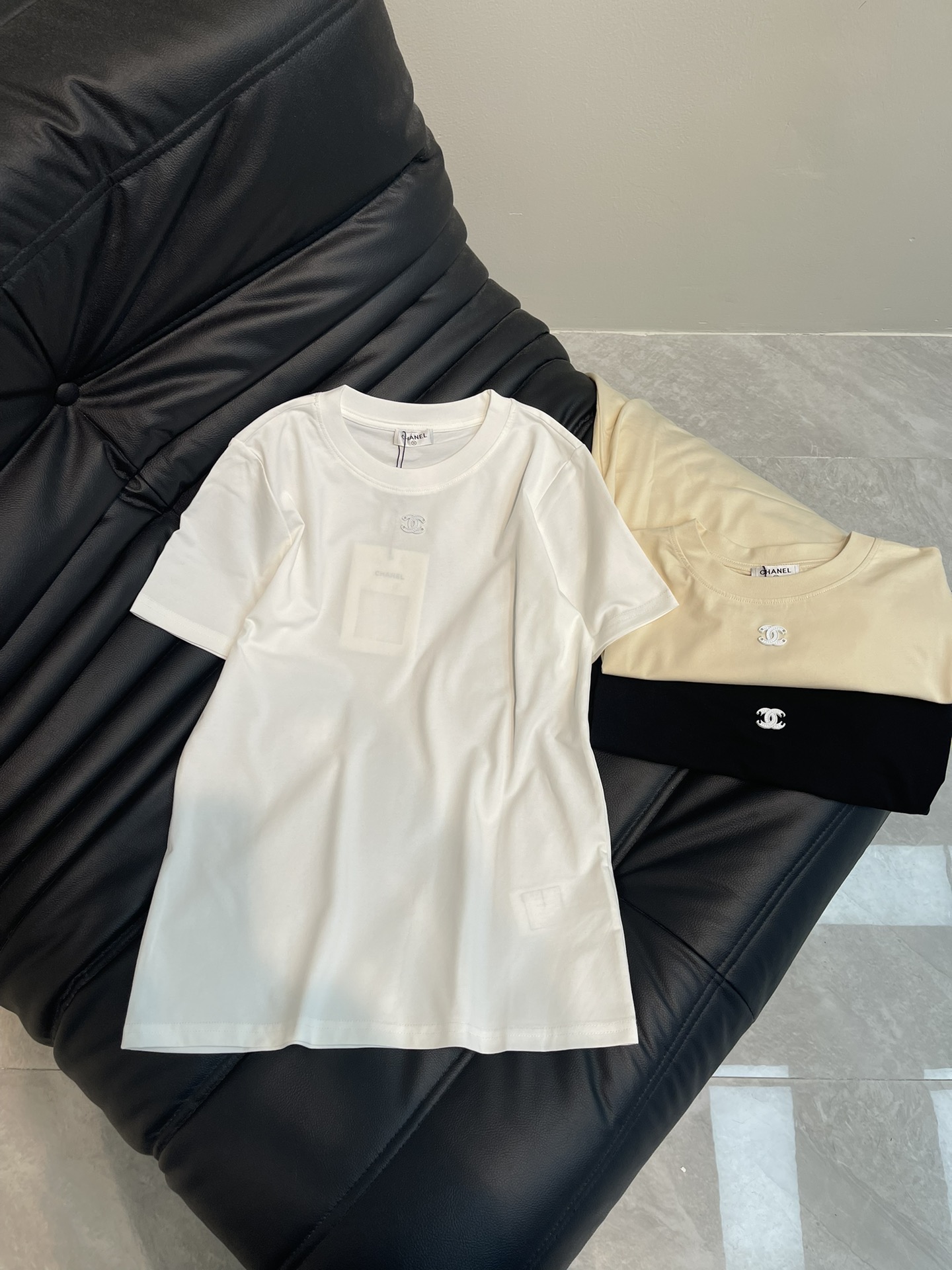 NO:313249,Chane*25 spring and summer new small fragrance short-sleeved T-shirt, double C embroidered logo on the chest, high-end imported mercerized cotton fabric has a great texture, the classic style is versatile and not picky, and the upper body is very beautiful!  SML, chanel, T-shirt,tees, t-shirt,alexander wang19860909Chane*25春夏新款小香短袖T恤,胸前双C刺绣logo点缀,高级进口丝光棉面料质感超赞,经典版型百搭不挑人,上身非常漂亮！SML,,chanel,T-shirt,tees，t-shirt,alexander wang,Women's clothing