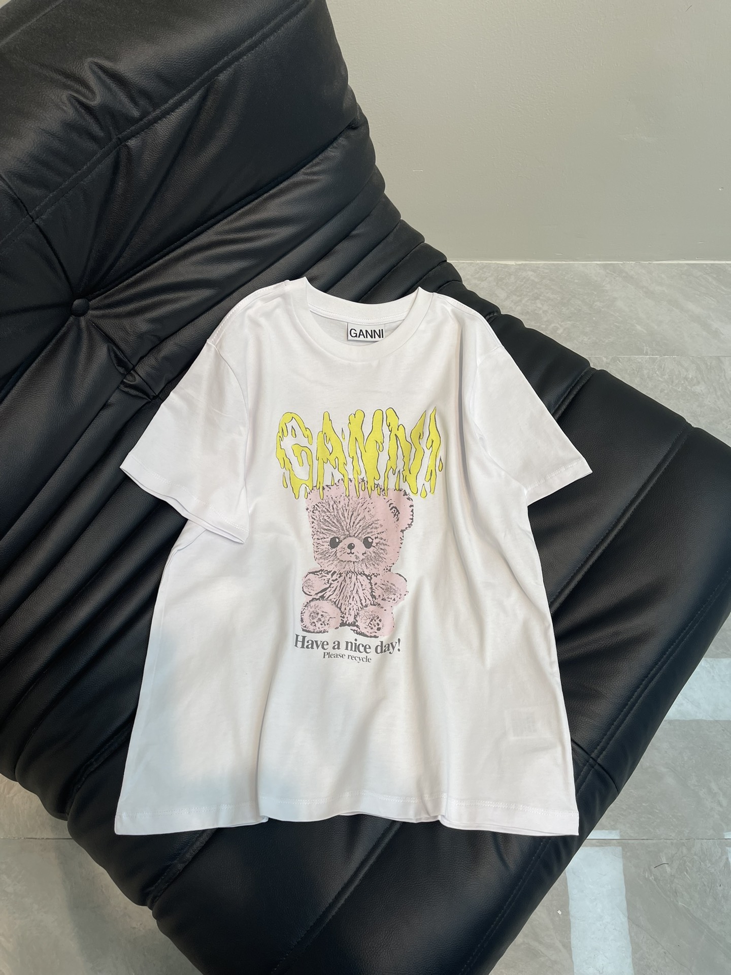 NO:312206,Gann* Niche Design 25 Spring and Summer New Letter Pink Bear Print Short-Sleeve T-shirt, eye-catching graffiti pattern red line and white T-shirt will not dye, not the ordinary version on the market, large format printing, density gray is often fine, delicate and vivid, spray dyeing technology, overall youthful and energetic, full of fashionable feeling, pure cotton material, soft, light and drooping, almost no weight on the upper body, the texture is very high-end, you will know it is a very expensive T-shirt, the body is a basic round neck style, loose style, not picky, daily casual and versatile and easy to wear, just wear overalls, shorts, casual pants, you won't be wrong no matter how you wear it, you can also wear it in the inner wear. SML, shorts, T-shirt, tees, t-shirt, alexander wang19860909Gann*小众设计25春夏新款字母粉熊印花短袖T恤,吸睛的涂鸦图案红线和白T不会染色,不是市面上那种普通的版本,大幅面印花,密度灰常细密,印花细腻生动,喷染技术,整体都很青春活力,时髦感满满,纯棉材质,柔软轻薄有垂感,上身几乎没有重量,质感很显高级,拿到手就知道是很贵的T,衣身是基础圆领款,宽松版型,不挑身型,日常休闲百搭又好穿,随便搭背带裤、短裤、休闲裤,怎么穿都不会错,做内搭也可. 码数SML,,shorts,T-shirt,tees，t-shirt,alexander wang,Women's clothing