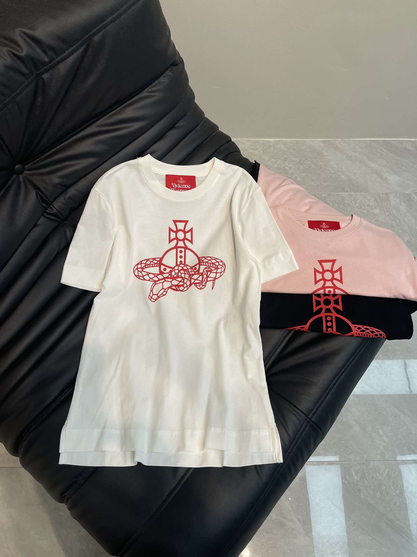 NO:312212,Vivi Queen Mother's Spring and Summer New Product Limited Saturn Snake-shaped Print Loose Short-sleeved T-shirt, the same style as men and women, wear this soft limited edition T-shirt to celebrate the Year of the Snake, red body, bring good luck, Saturn series printed casual T-shirt, add special design elements, add eye-catching red design details, meaning that the Year of the Snake is lucky, simple lines and slightly loose style, making this essential item practical and versatile, can be worn all seasons, elastic rib neckline, washable and durable, shoulder-length pulling technology, including the sleeve cage, double-needle craft, soft cotton fabric, bringing daily comfortable wearing experience, whether it is leisure time, travel, or daily outfit, all fit. SML, T-shirt,tees, t-shirt,alexander wang19860909Vivi西太后25春夏新品限定土星蛇形印花宽松短袖T恤,男女同款百搭休闲风,穿上这款柔软的限定版T恤,欢庆蛇年,红色加身,带来好运,土星系列印花休闲T恤,增加特别设计元素,加入醒目红色设计细节,寓意蛇年大吉大利,线条简洁,版型略微宽松,让这款必备单品实穿百搭,四季都能穿,弹力罗纹领口,耐洗耐穿,通肩拉条工艺,包括袖笼处都是做了双针工艺,采用柔软棉质面料,带来日常舒适穿着体验,无论是休闲时光、旅游出行,还是日常穿搭,通通契合. 码数SML,,T-shirt,tees，t-shirt,alexander wang,Women's clothing