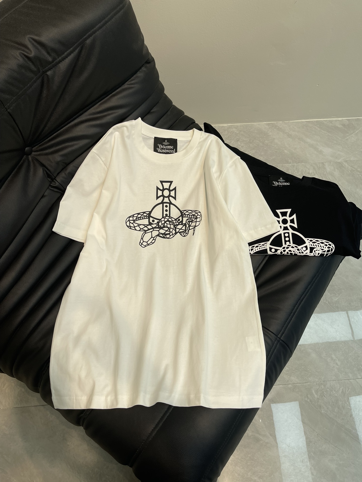 NO:312208,Vivi Queen Mother Citizen's new spring and summer classic large Saturn serpentine printed short-sleeved T-shirt, fashionable short-sleeved upper body, the same style as men and women, niche and tasteful and simple, the sleeves are very French when you roll up, and you can go out with a casual version with a little small design. The loose style makes you look slim and cover the fleshy, the upper body has a drooping feeling, and the whole piece of print on the front is more stylish. SML, T-shirt,tees, t-shirt,alexander wang19860909Vivi西太后25春夏新品经典大土星蛇形印花短袖T恤,时尚短袖上身绝了,男女同款,小众有品位又比较简约,袖子挽起来穿就很有法式的感觉,像这种休闲版又有点小设计的随便一穿就可以出门,宽松版型显瘦遮肉肉,上身有垂感,前面整块印花比较有设计感自带时髦. 码数SML,,T-shirt,tees，t-shirt,alexander wang,Women's clothing