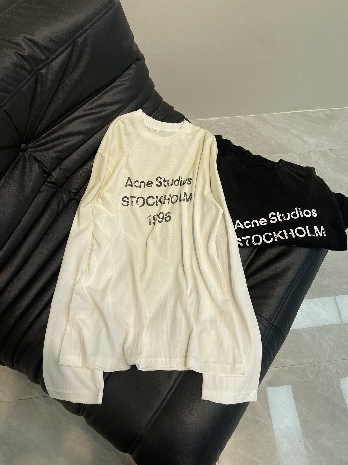 NO:312198,Acne Studio*25 hit 1996 series long-sleeved T-shirt is super comfortable, super versatile, invincible and fashionable, really want to blow this one, Bai Lu’s upper body is full of vitality, and it is great to make sunscreen in summer. This tee is really amazing, perfectly interpreting what a lazy feeling is. It uses mud dyeing and stir-fried color technology. The slightly yellowed chest will make the whole T-shirt look old and old. The wide and large style has a lazy atmosphere anytime and anywhere. The pure cotton fabric has a very soft and glutinous feel, and it is really comfortable to wear. Number XS-M A,,acne studios,dior,tees,t-shirt,alexander wang19860909Acne Studio*25爆款1996系列长袖T恤超级舒服 超级百搭,无敌时髦,真的要吹爆这款,白鹿上身更是元气满满,夏天做防晒服很赞,这件tee真的绝绝子,完美诠释了什么叫慵懒感,采用了泥染炒色的工艺,微微泛黄的胸口会让整件t恤看起来有一种旧旧的效果,宽宽大大的版型随时随地自带慵懒氛围,纯棉面料,手感非常软糯,穿起来真的巨舒服. 码数XS-M A,,acne studios,dior,tees，t-shirt,alexander wang,Women's clothing