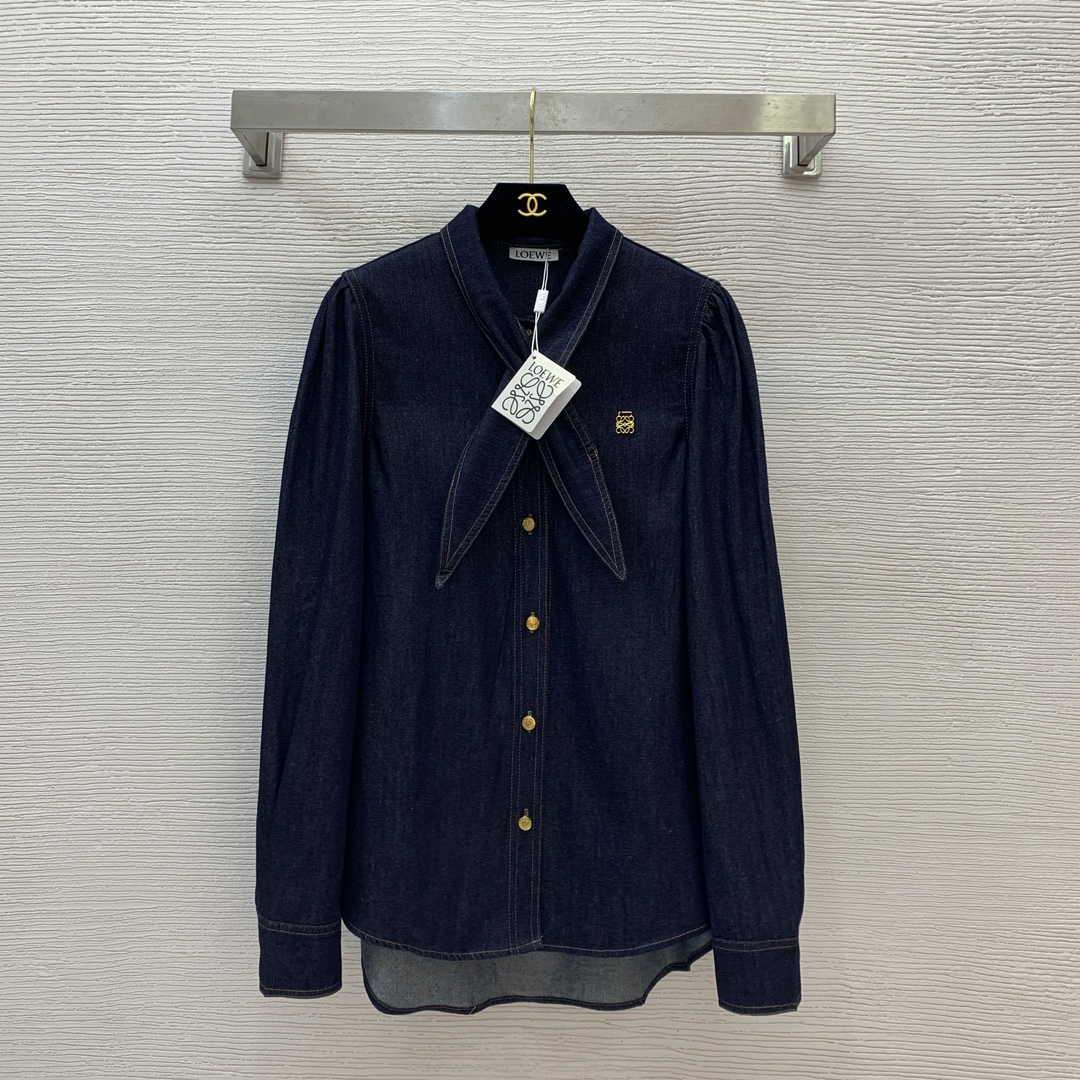 NO:312907,Model number D25022754 LOEW* newest style, gold thread embroidered logo on chest, rabbit ear collar design, loose and fashionable buttoned long-sleeved denim shirt!  (M size front bust 102/110, sleeve length 69, front garment length 73/, loewe, alexander wang19860909款号D25022754 LOEW*新款 胸前金线刺绣logo徽标兔耳朵领子设计宽松时尚系扣长袖牛仔衬衣！（M码前胸围102/110,袖长69,前衣长73/,,loewe,alexander wang,Women's clothing