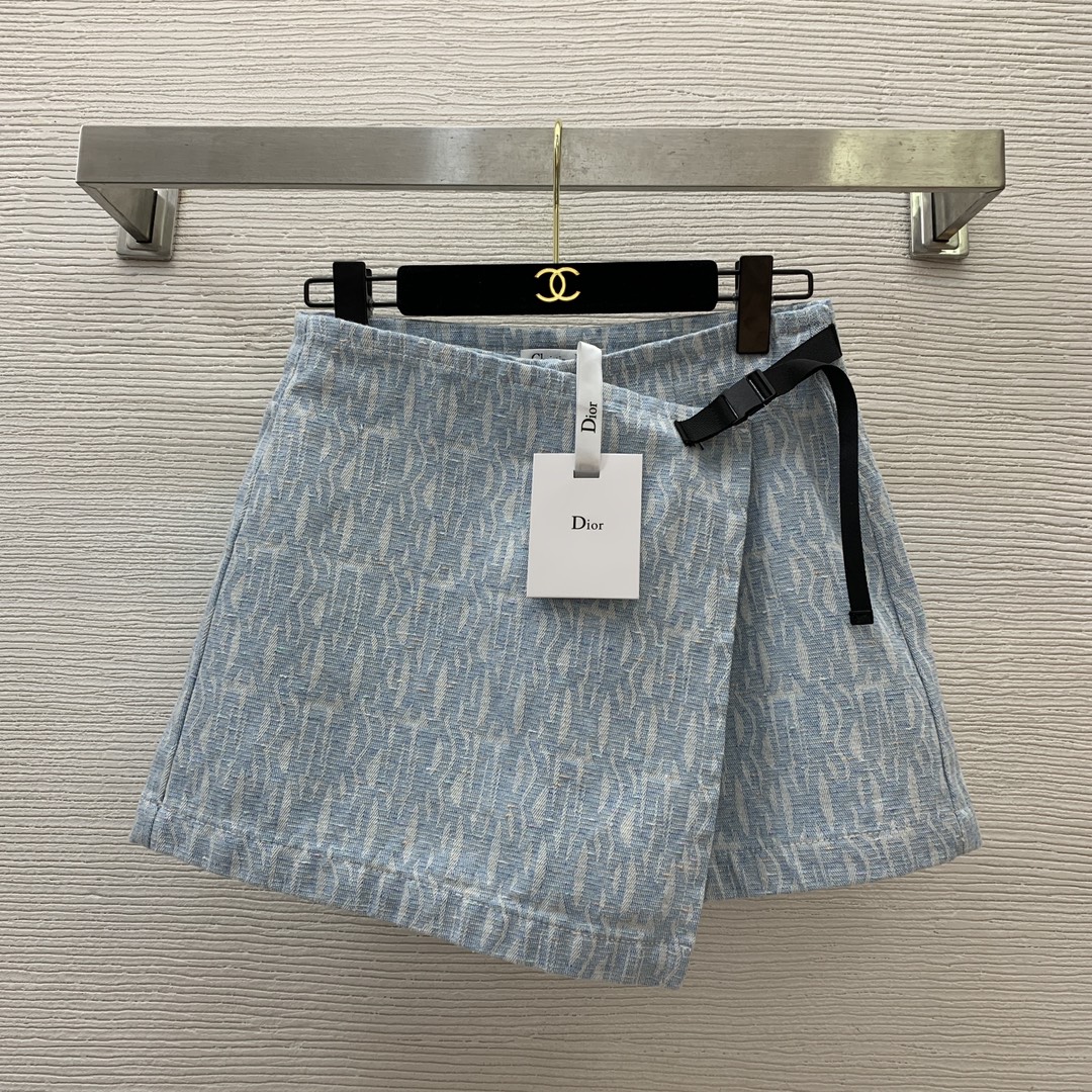 NO:311846,Model number D25022527 Dio* new D home high-end custom washed denim cotton style is crisp and stylish!  Temperature and fashionable letter logo jacquard high-waist wide-leg denim shorts!  Light blue, (M size waist 72, hip 92, pants length 35), dior, dior, shorts, alexander wang19860909款号D25022527 Dio*新款D家高端定制水洗牛仔棉版型挺括有型！气质时尚字母logo提花高腰阔腿牛仔短裤！浅蓝色,（M码腰围72,臀围92,裤长35）,,dior,dior,shorts,alexander wang,Women's clothing