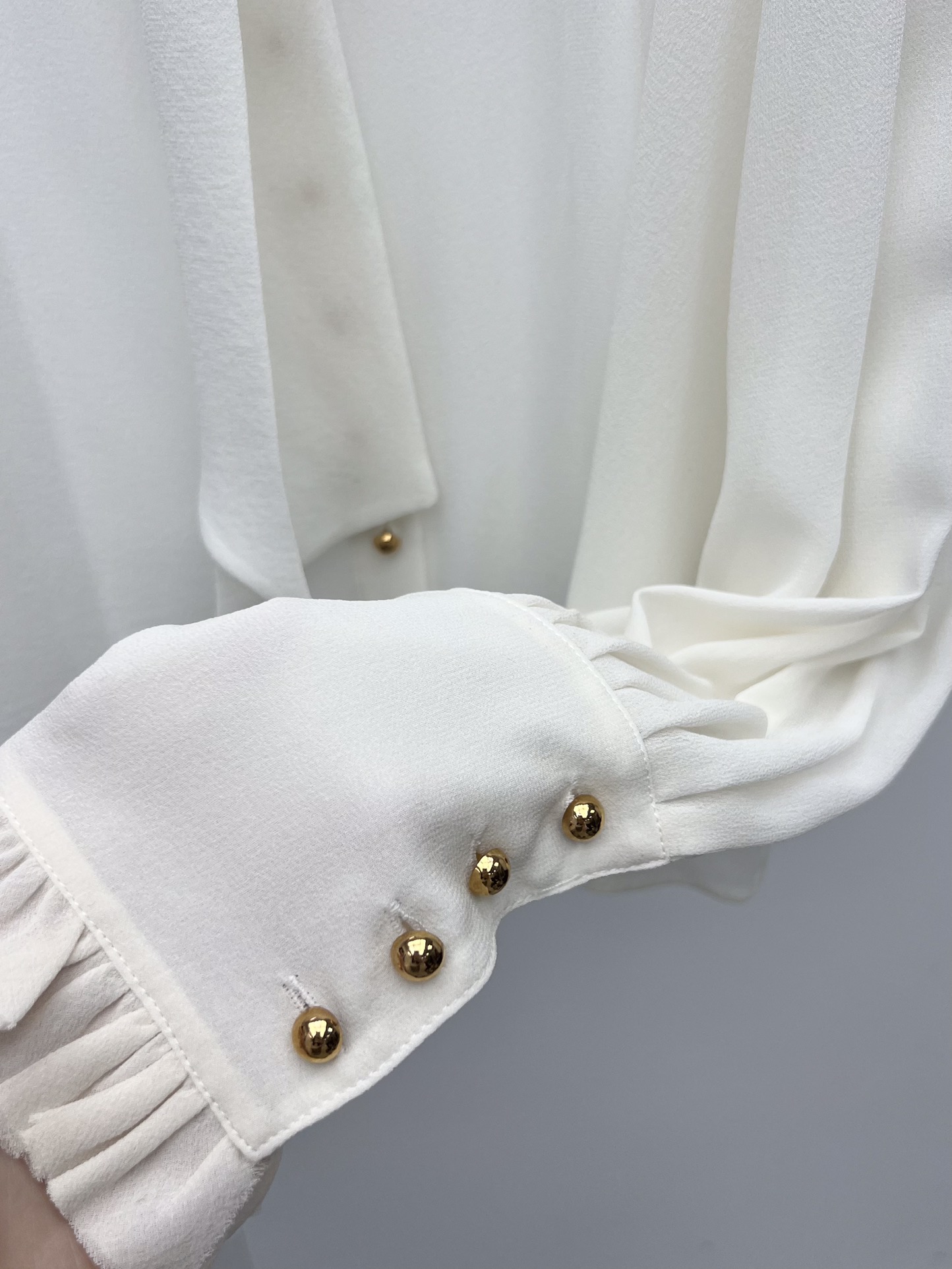 Elegant Hard-Core Female Suit with Balmain Choreography and Lantern Cuffs. - 图片 6