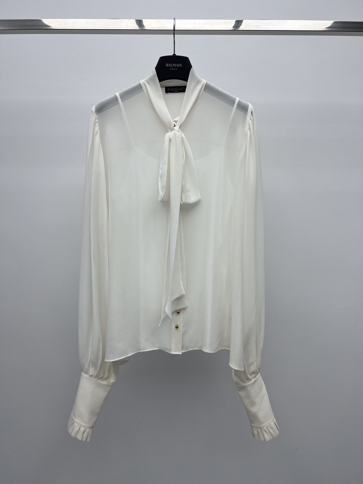 Elegant Hard-Core Female Suit with Balmain Choreography and Lantern Cuffs. - 图片 1