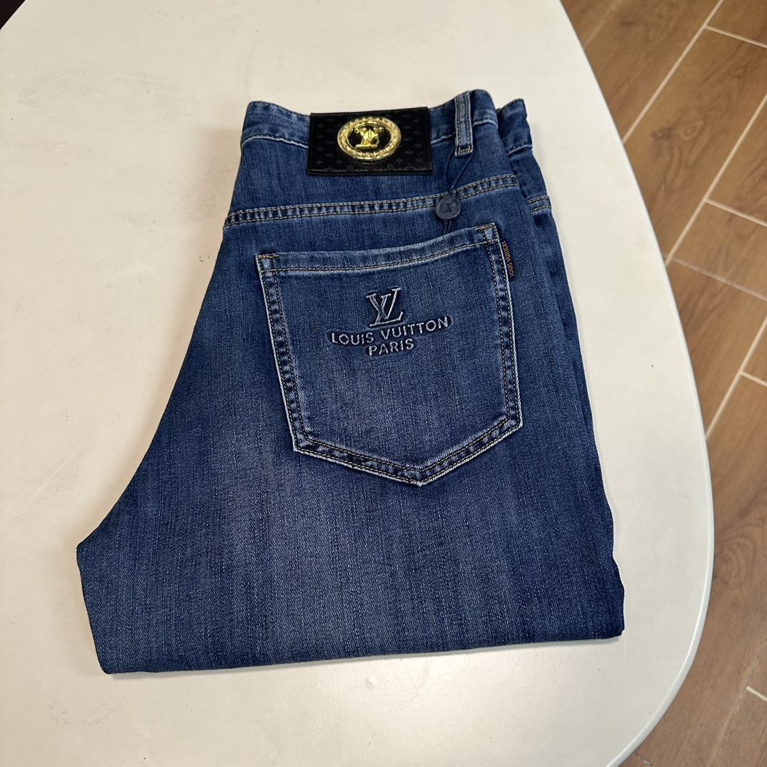NO:134647,LV Louis Vuitton exclusively offers new jeans, high-end version!  Customized fabrics for counters are breathable and comfortable, with impeccable details, and the brand element design concept reflects high quality. The feel is delicate and soft!  It is casually cut, with a great upper body style!  29-40, louis vuitton,louis vuitton,jeans,alexander wang19860909LV 路易威登独家专供新款 牛仔裤,高端版本！专柜定制面料 透气舒适度高,细节无可挑剔,品牌元素设计理念,体现高品质.手感细腻柔软！呈现休闲裁剪,上身版型超赞！ 码数29-40,,louis vuitton,louis vuitton,jeans,alexander wang,Men's clothing