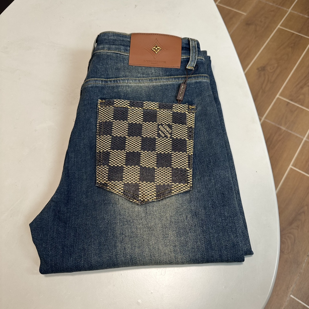 NO:510171,LV Louis Vuitton exclusively offers new jeans, high-end version!  Customized fabrics for counters are breathable and comfortable, with impeccable details, and the brand element design concept reflects high quality. The feel is delicate and soft!  It is casually cut, with a great upper body style!  29-40, louis vuitton,louis vuitton,jeans,alexander wang19860909LV 路易威登独家专供新款 牛仔裤,高端版本！专柜定制面料 透气舒适度高,细节无可挑剔,品牌元素设计理念,体现高品质.手感细腻柔软！呈现休闲裁剪,上身版型超赞！ 码数29-40,,louis vuitton,louis vuitton,jeans,alexander wang,Men's clothing