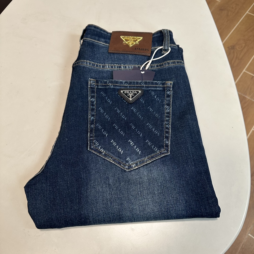NO:162867,PRA Prada exclusively for new jeans, high-end version!  Customized fabrics for counters are breathable and comfortable, with impeccable details, and the brand element design concept reflects high quality. The feel is delicate and soft!  It is casually cut, with a great upper body style!  29-40, prada, prada, jeans, alexander wang19860909PRA 普拉达独家专供新款 牛仔裤,高端版本！专柜定制面料 透气舒适度高,细节无可挑剔,品牌元素设计理念,体现高品质.手感细腻柔软！呈现休闲裁剪,上身版型超赞！ 码数29-40,,prada,prada,jeans,alexander wang,Men's clothing