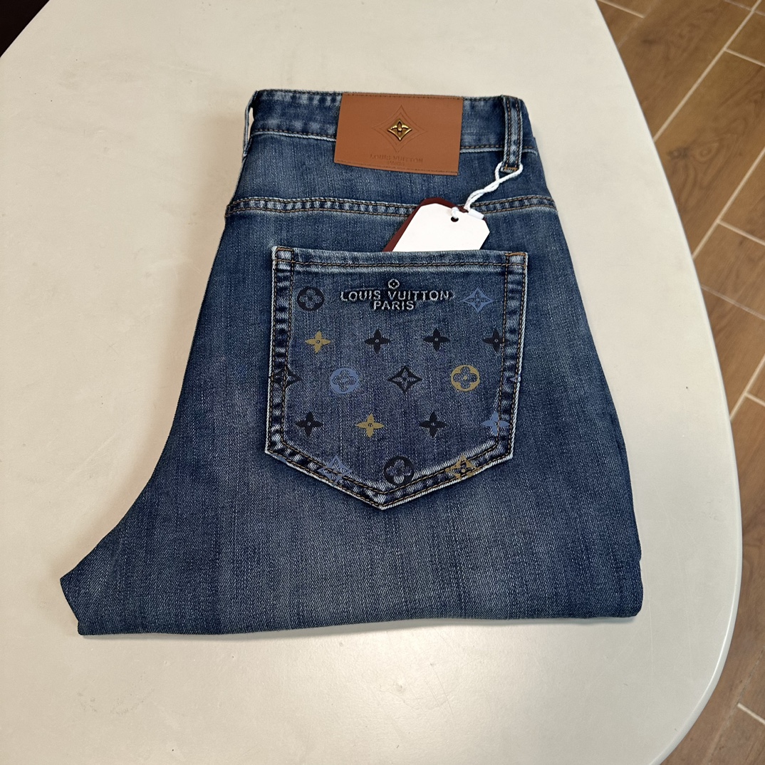 NO:162853,LV Louis Vuitton exclusively offers new jeans, high-end version!  Customized fabrics for counters are breathable and comfortable, with impeccable details, and the brand element design concept reflects high quality. The feel is delicate and soft!  It is casually cut, with a great upper body style!  29-40, louis vuitton,louis vuitton,jeans,alexander wang19860909LV 路易威登独家专供新款 牛仔裤,高端版本！专柜定制面料 透气舒适度高,细节无可挑剔,品牌元素设计理念,体现高品质.手感细腻柔软！呈现休闲裁剪,上身版型超赞！ 码数29-40,,louis vuitton,louis vuitton,jeans,alexander wang,Men's clothing