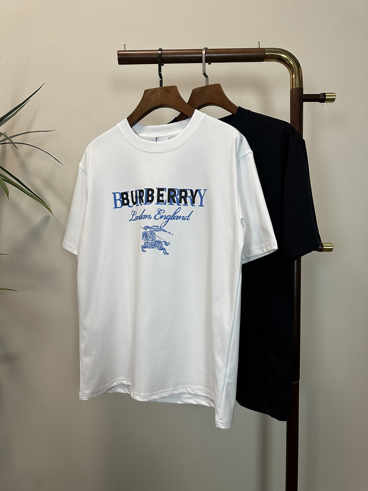 NO:141904,BBR Burberry 2025 new round neck short-sleeved T-shirt high-end version!  Customized fabrics for counters are breathable and comfortable, with impeccable details, and the brand element design concept reflects high quality. The feel is delicate and soft!  It is casually cut, with a great upper body style!  S-XL, burberry, T-shirt,tees, t-shirt,alexander wang19860909BBR 巴宝莉2025新款 圆领 短袖 T恤 高端版本！专柜定制面料 透气舒适度高,细节无可挑剔,品牌元素设计理念,体现高品质.手感细腻柔软！呈现休闲裁剪,上身版型超赞！ 码数S-XL,,burberry,T-shirt,tees，t-shirt,alexander wang,Men's clothing