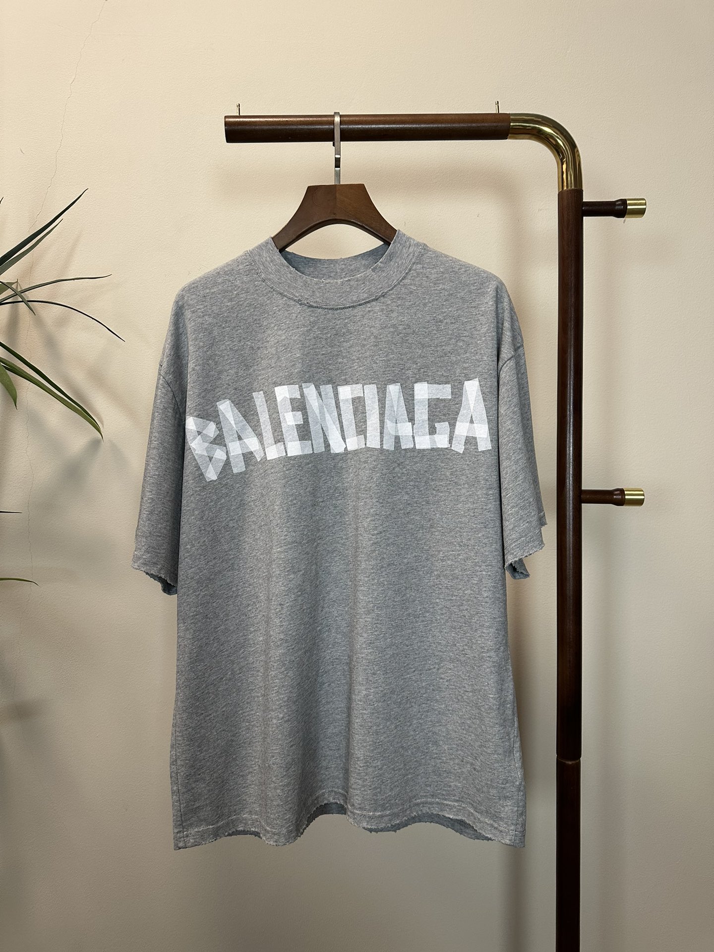 NO:134869,BLCG Balenciaga New round neck short-sleeved T-shirt High-end version!  Customized fabrics for counters are breathable and comfortable, with impeccable details, and the brand element design concept reflects high quality. The feel is delicate and soft!  It is casually cut, with a great upper body style!  Code number XS-L, balenciaga, T-shirt,tees, t-shirt,alexander wang19860909BLCG 巴黎世家 新款 圆领 短袖 T恤 高端版本！专柜定制面料 透气舒适度高,细节无可挑剔,品牌元素设计理念,体现高品质.手感细腻柔软！呈现休闲裁剪,上身版型超赞！ 码数XS-L,,balenciaga,T-shirt,tees，t-shirt,alexander wang,Men's clothing