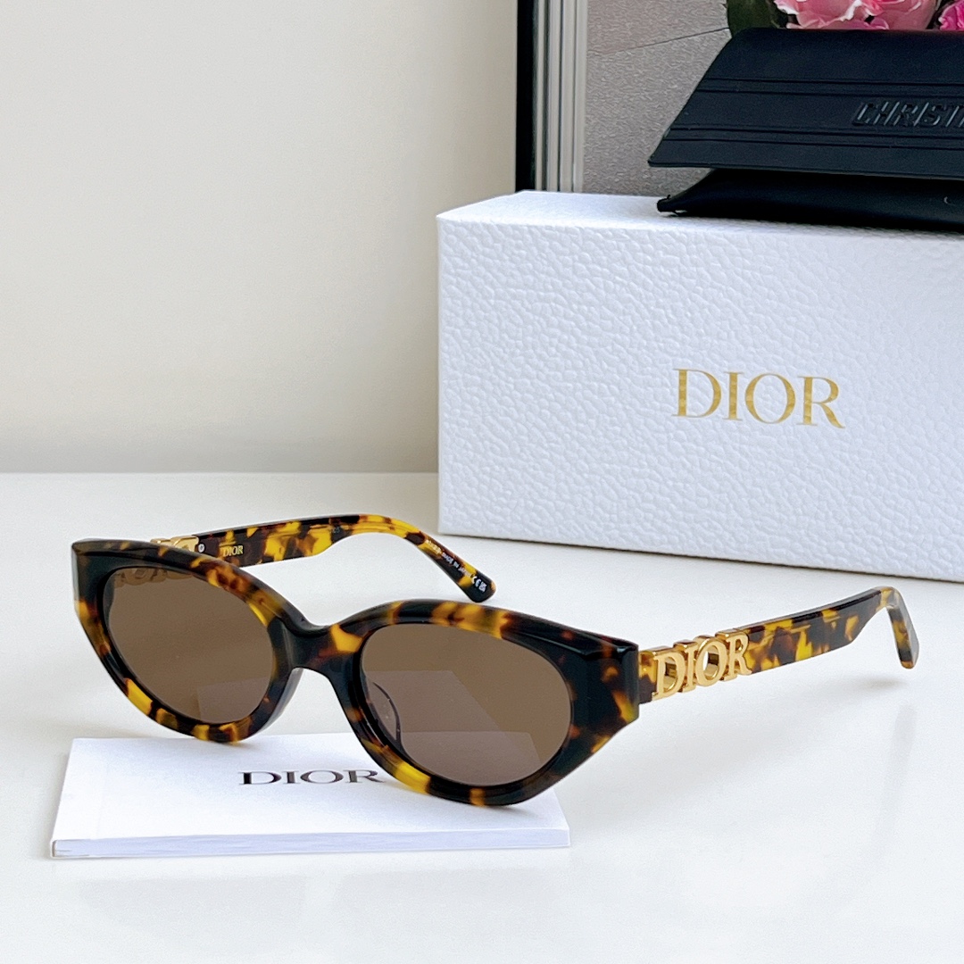  CHRISTIA* DIOR
MOD：8602 
SIZE：53-22-145
猫眼圈形超辣妹 轻巧板