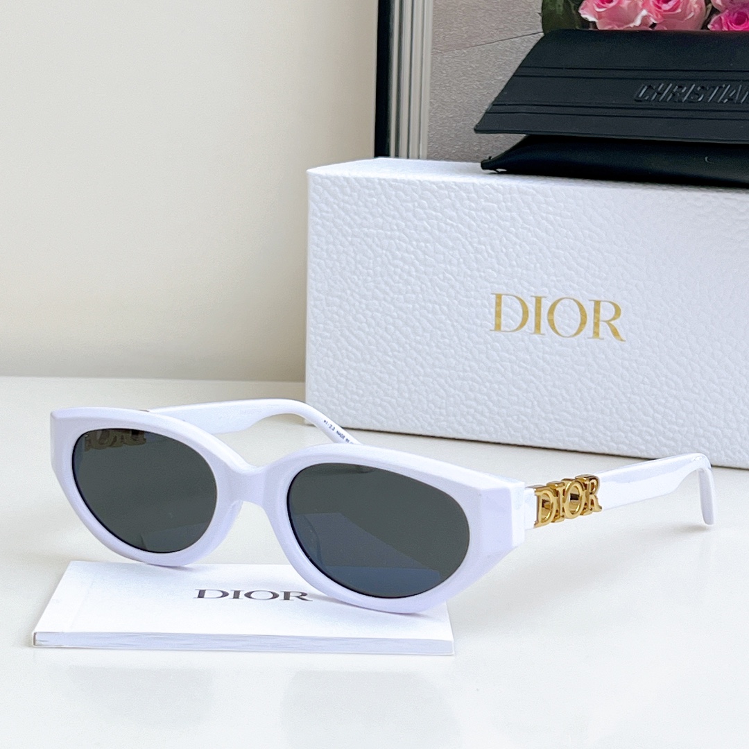  CHRISTIA* DIOR
MOD：8602 
SIZE：53-22-145
猫眼圈形超辣妹 轻巧板